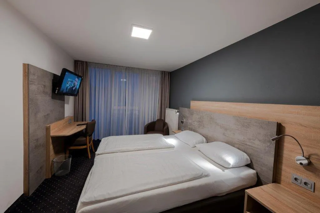 Bed in PANORAMA HOTEL in Neustadt an der Weinstraße