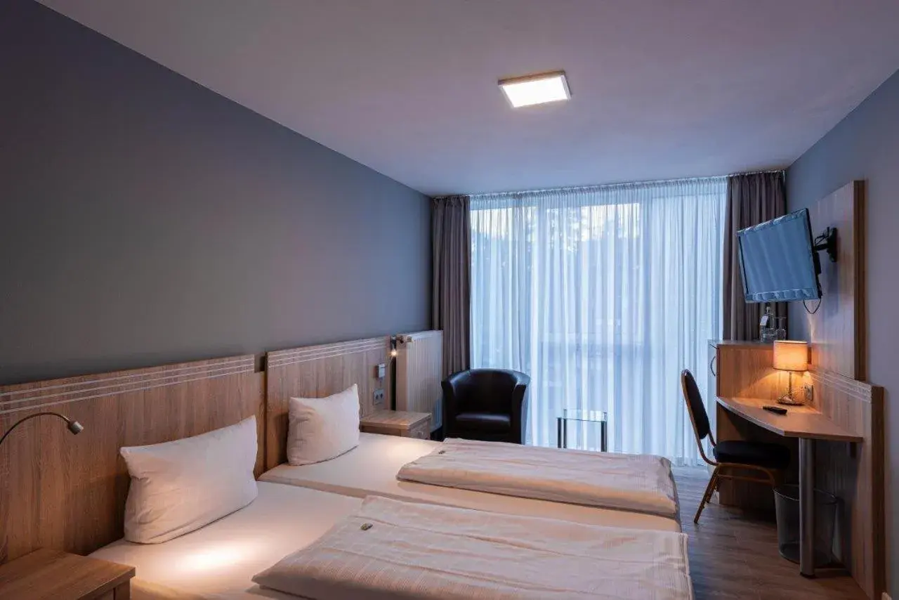 Bed in PANORAMA HOTEL in Neustadt an der Weinstraße Bed in PANORAMA HOTEL in Neustadt an der Weinstraße