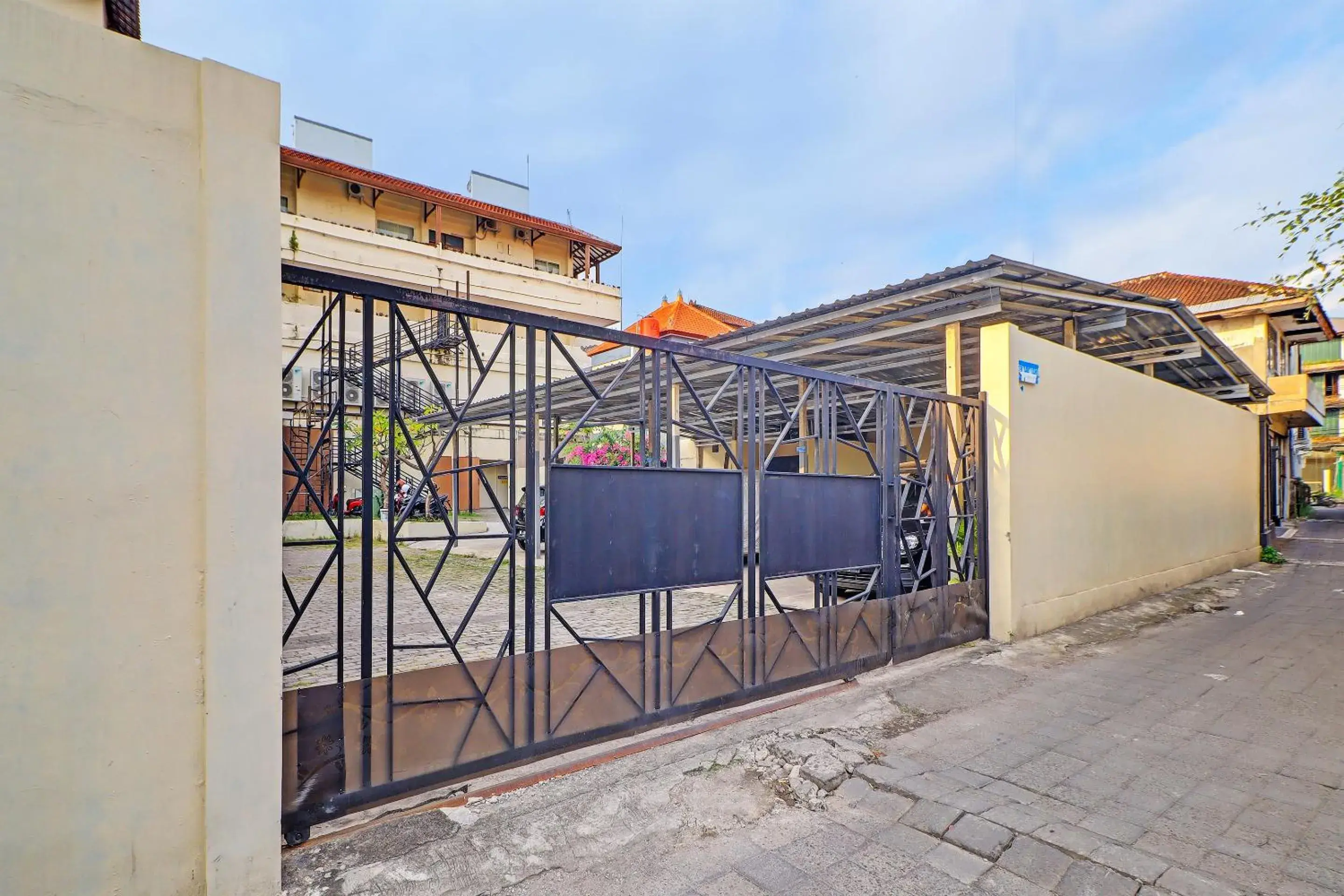 Facade/entrance, Property Building in Guest House Simalem