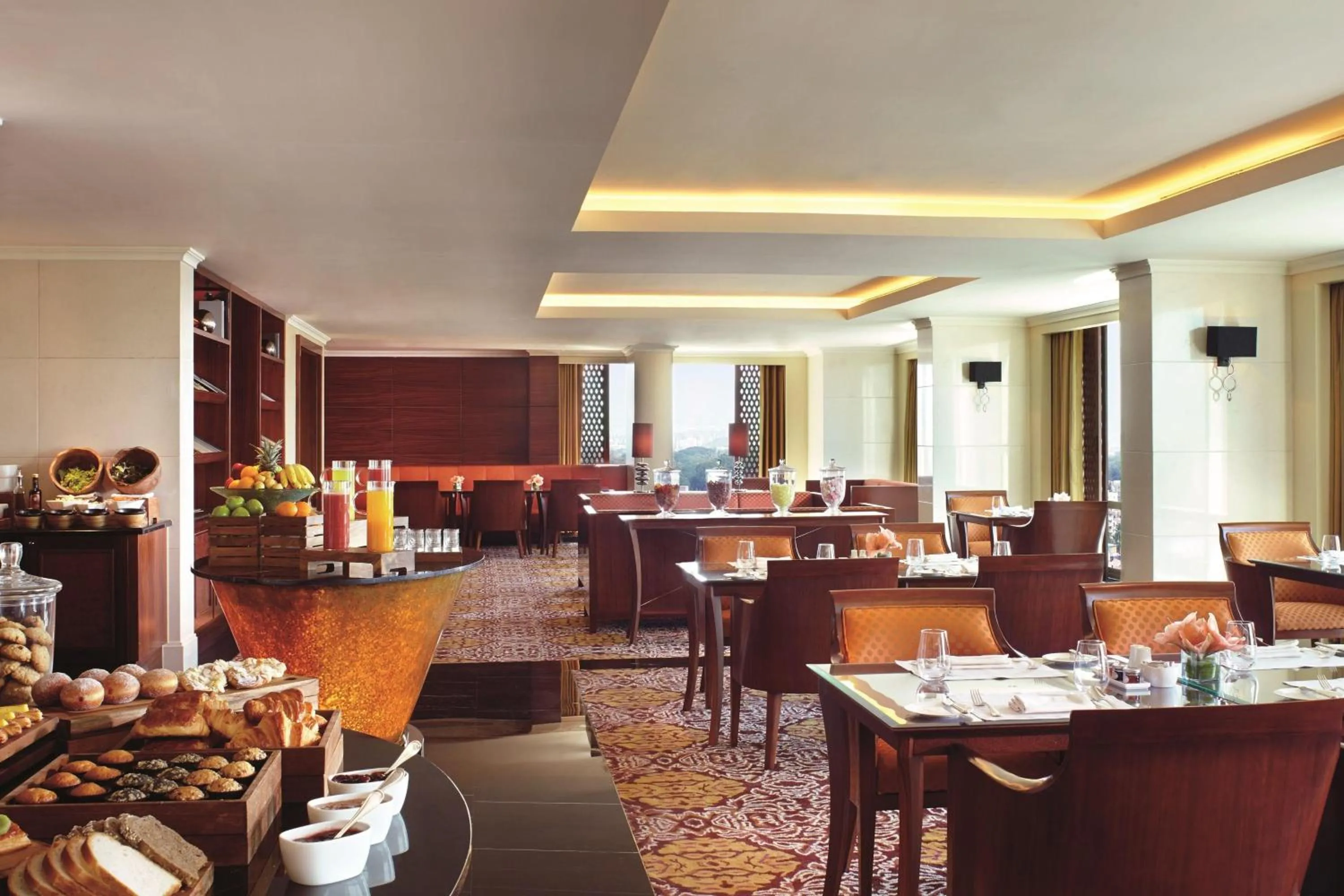 Lounge or bar in The Ritz-Carlton, Bangalore