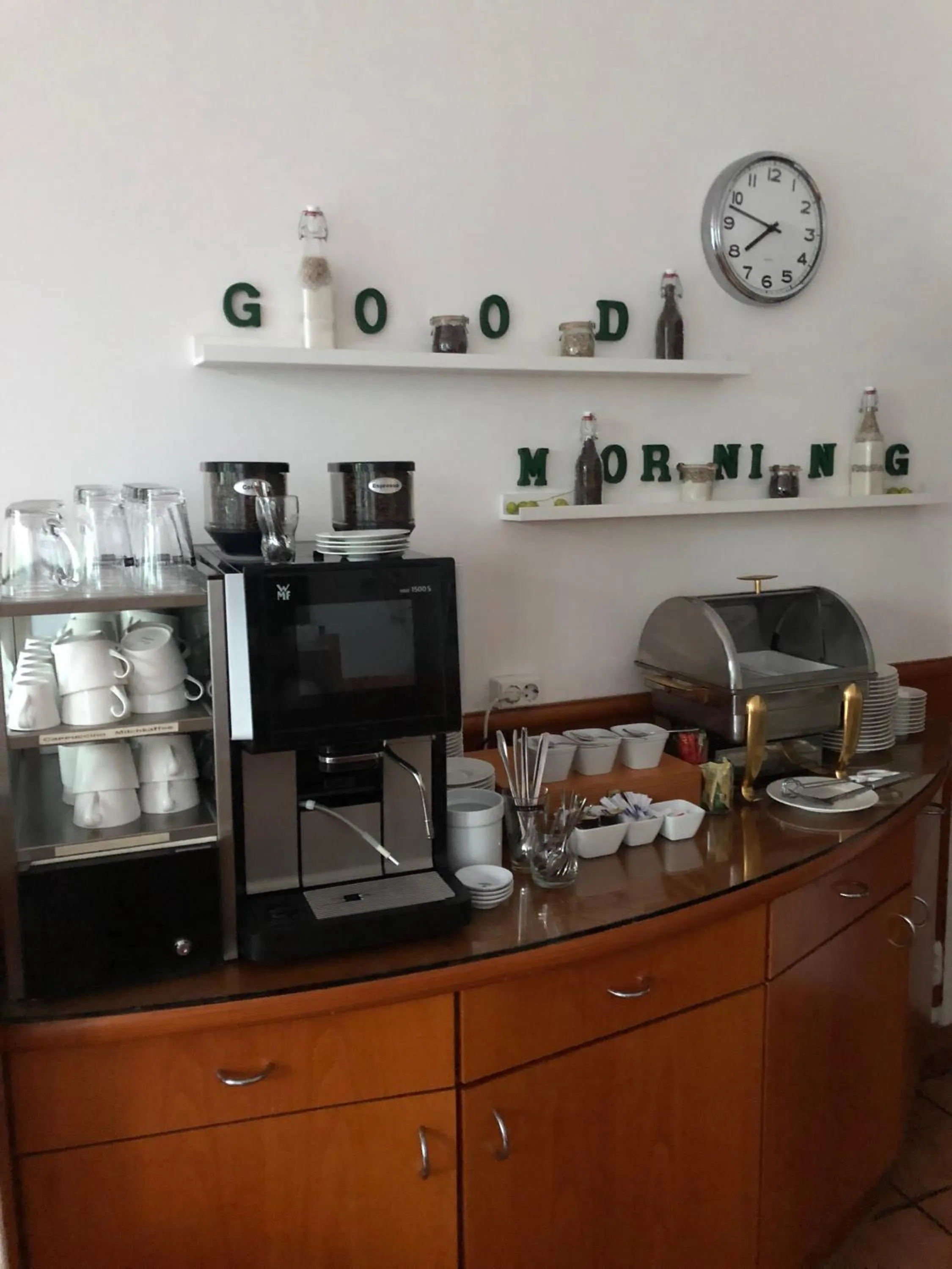 Food and drinks in The Ascot Hotel