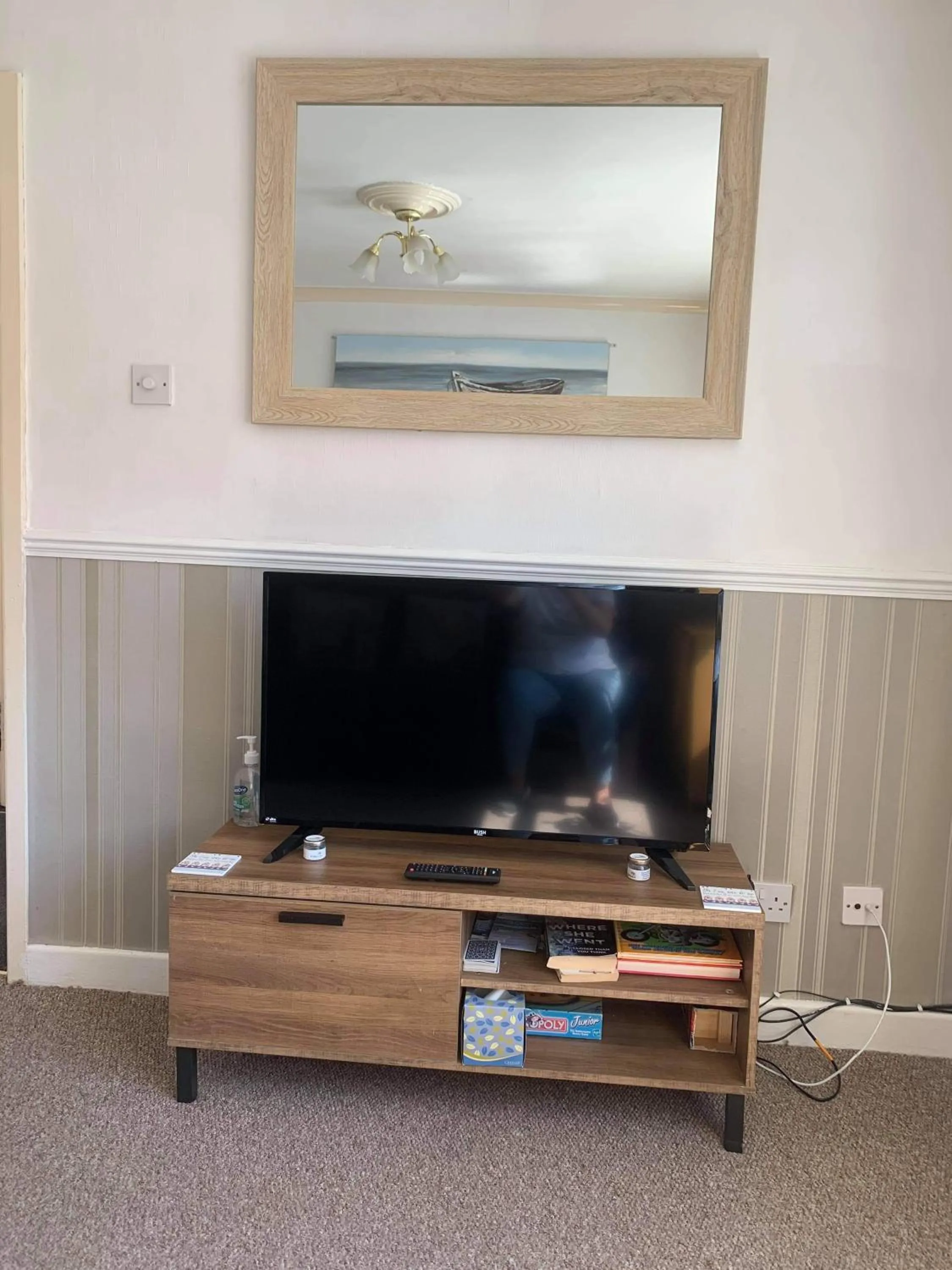 Communal lounge/ TV room in Cosy 2-Bed Apartment near the beach in Morecambe