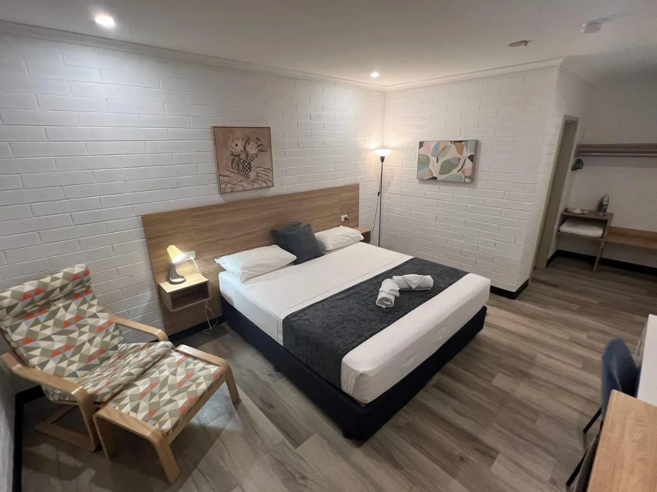 Photo of the whole room, Bed in Katherine Motel