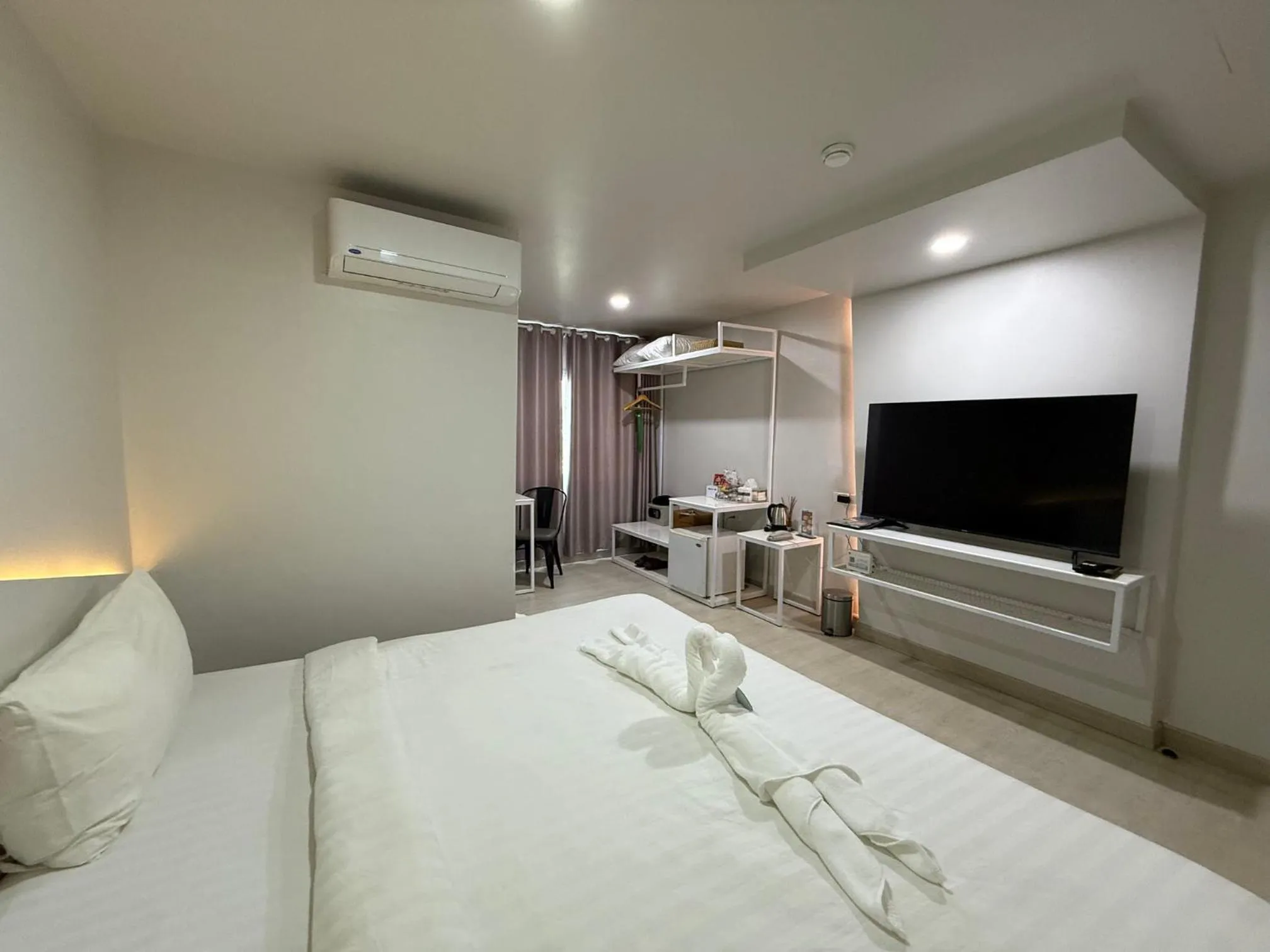 Communal lounge/ TV room, Bed in Bed By Boat @Nonthaburi Pier