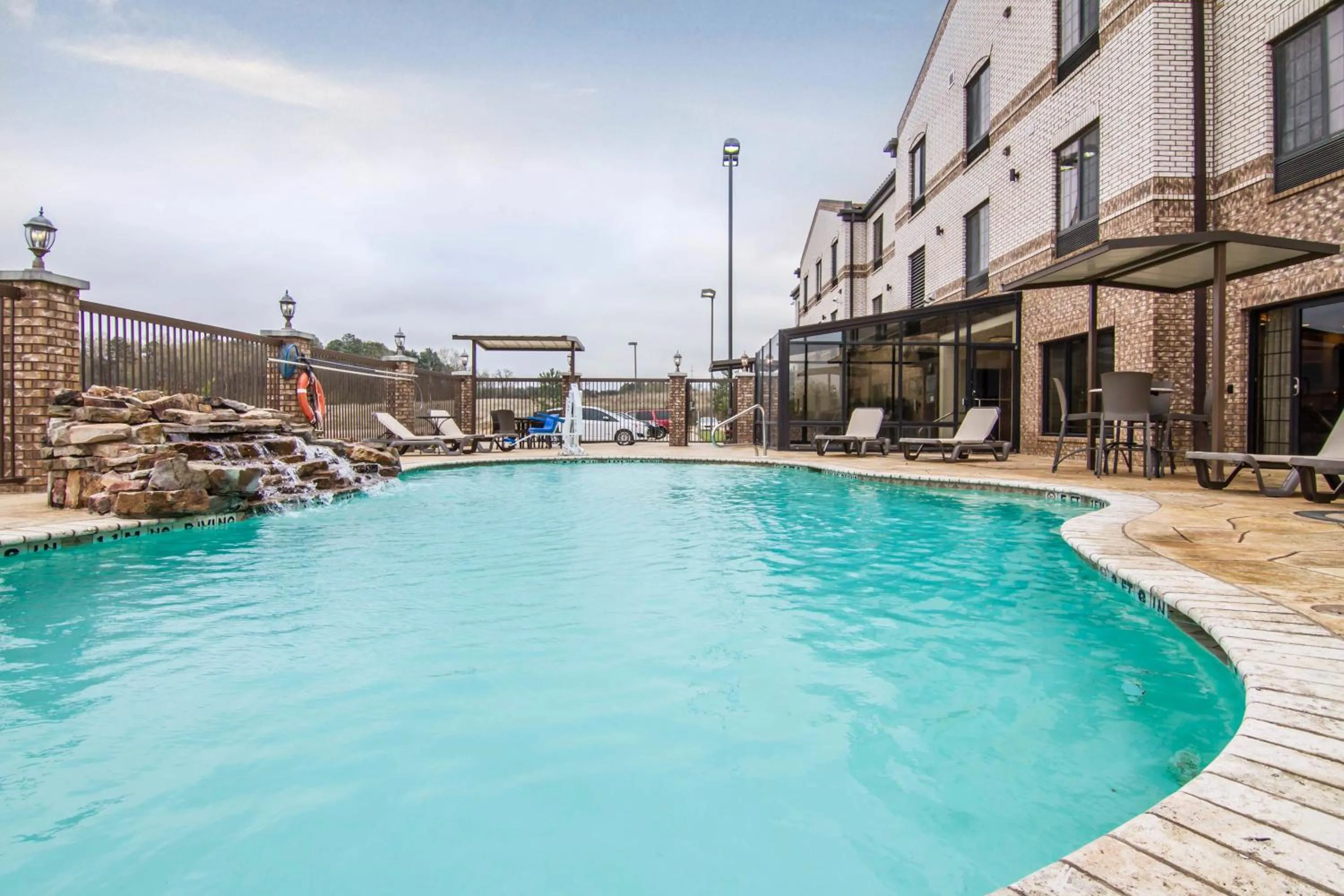 Swimming pool in Comfort Suites Marshall