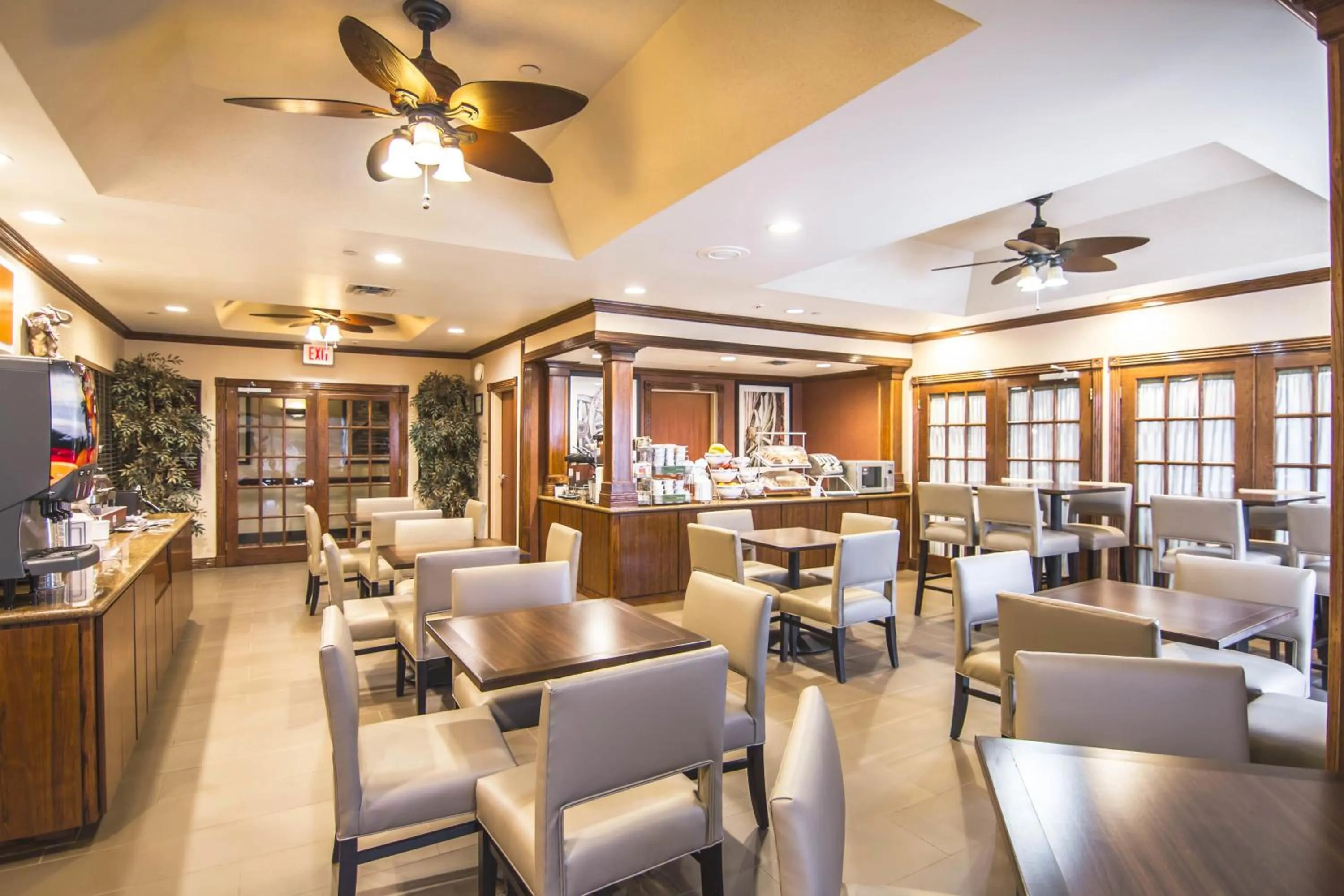 Dining area in Comfort Suites Marshall
