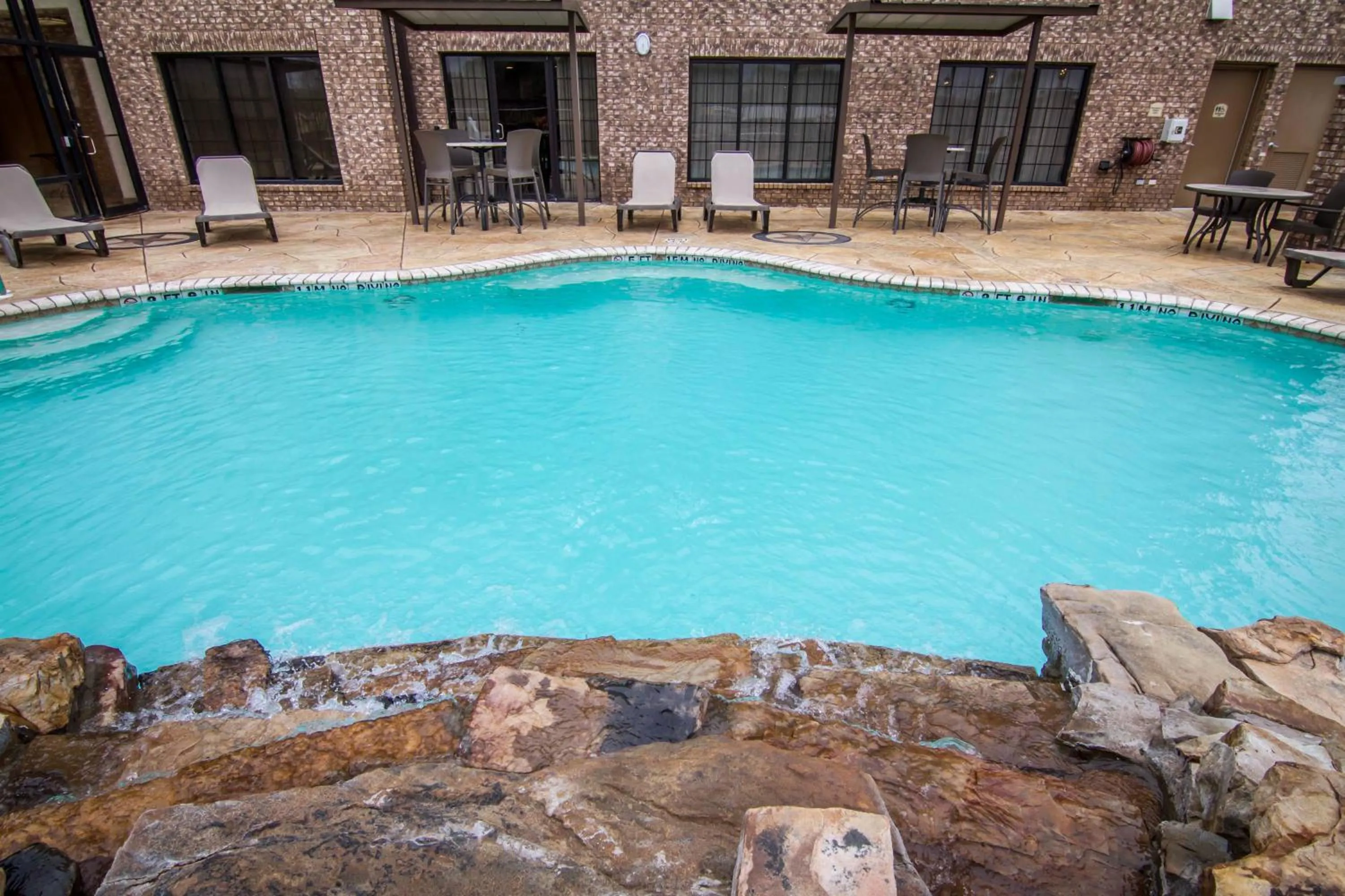 Swimming pool in Comfort Suites Marshall