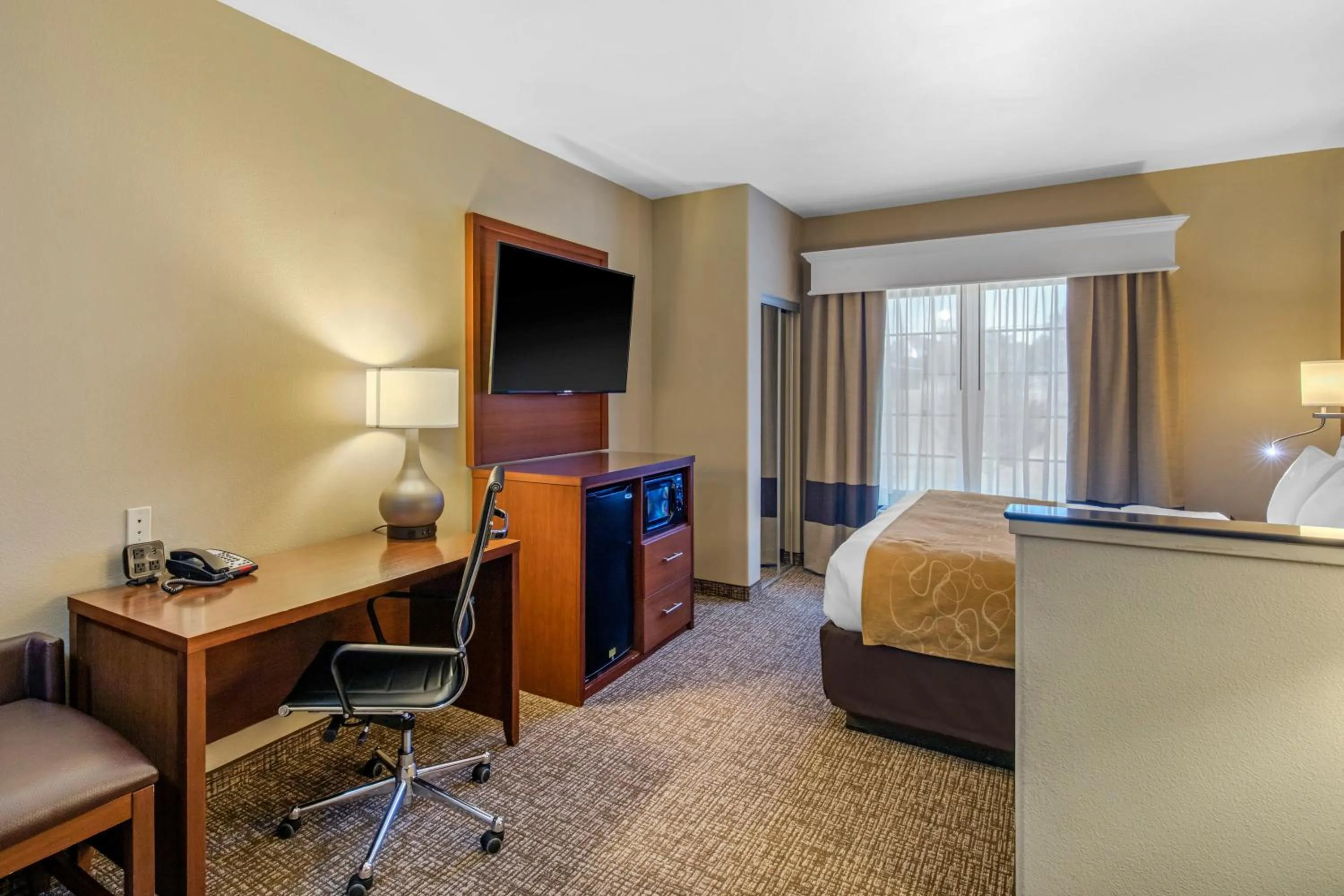Photo of the whole room, Bed in Comfort Suites Marshall