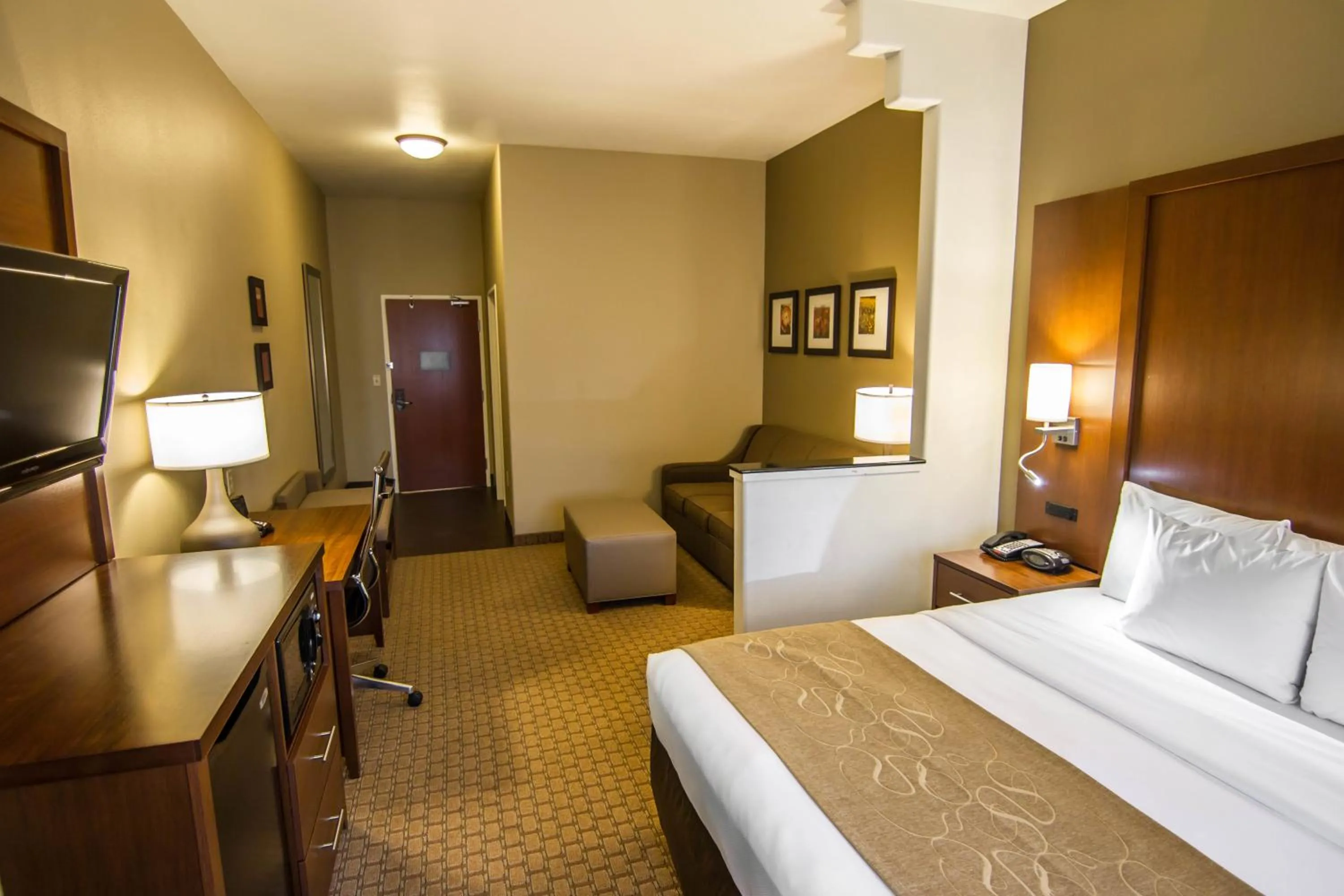 Photo of the whole room, Bed in Comfort Suites Marshall