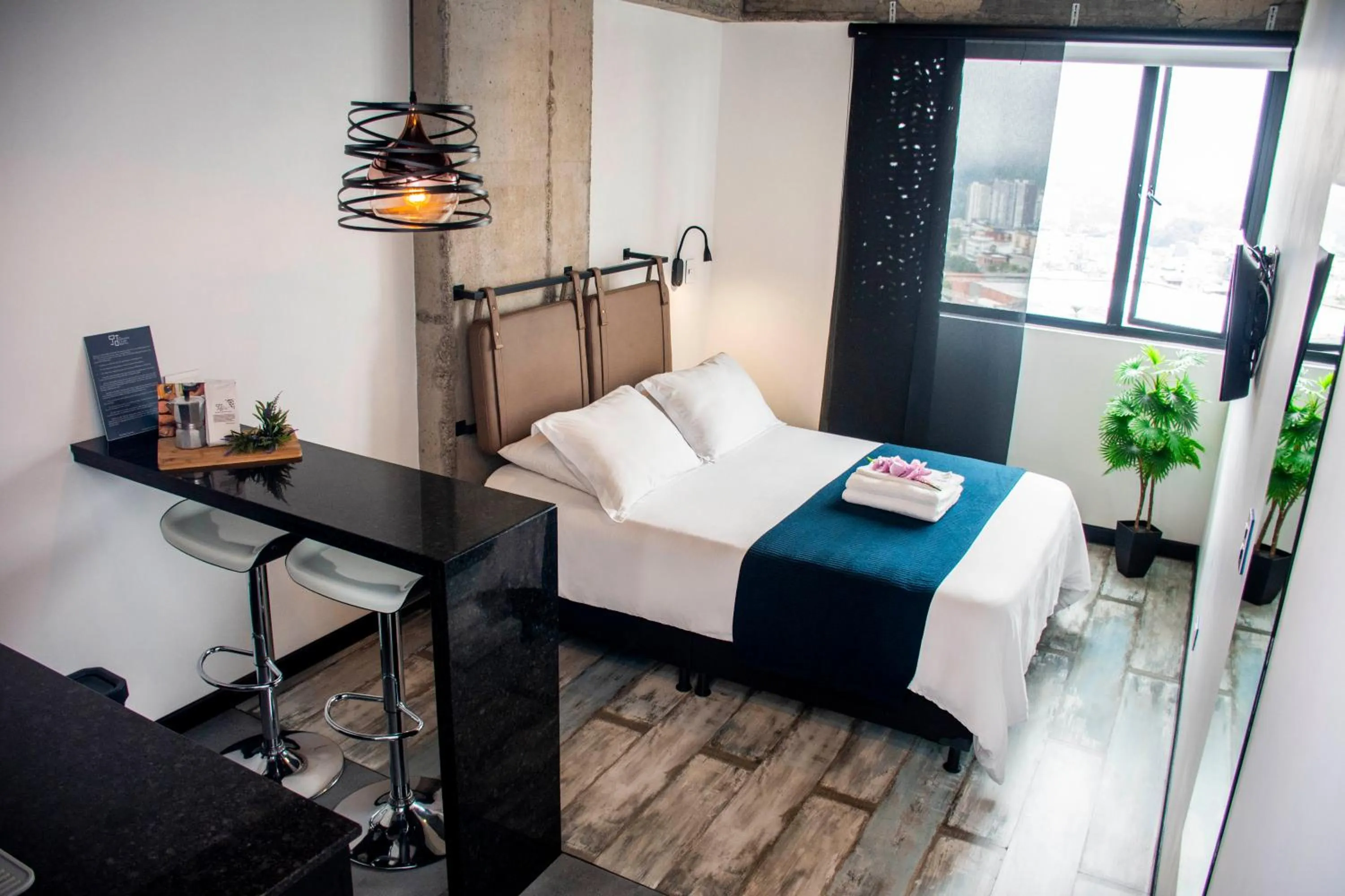 Living room, Bed in The Coffee Club Apartahotel