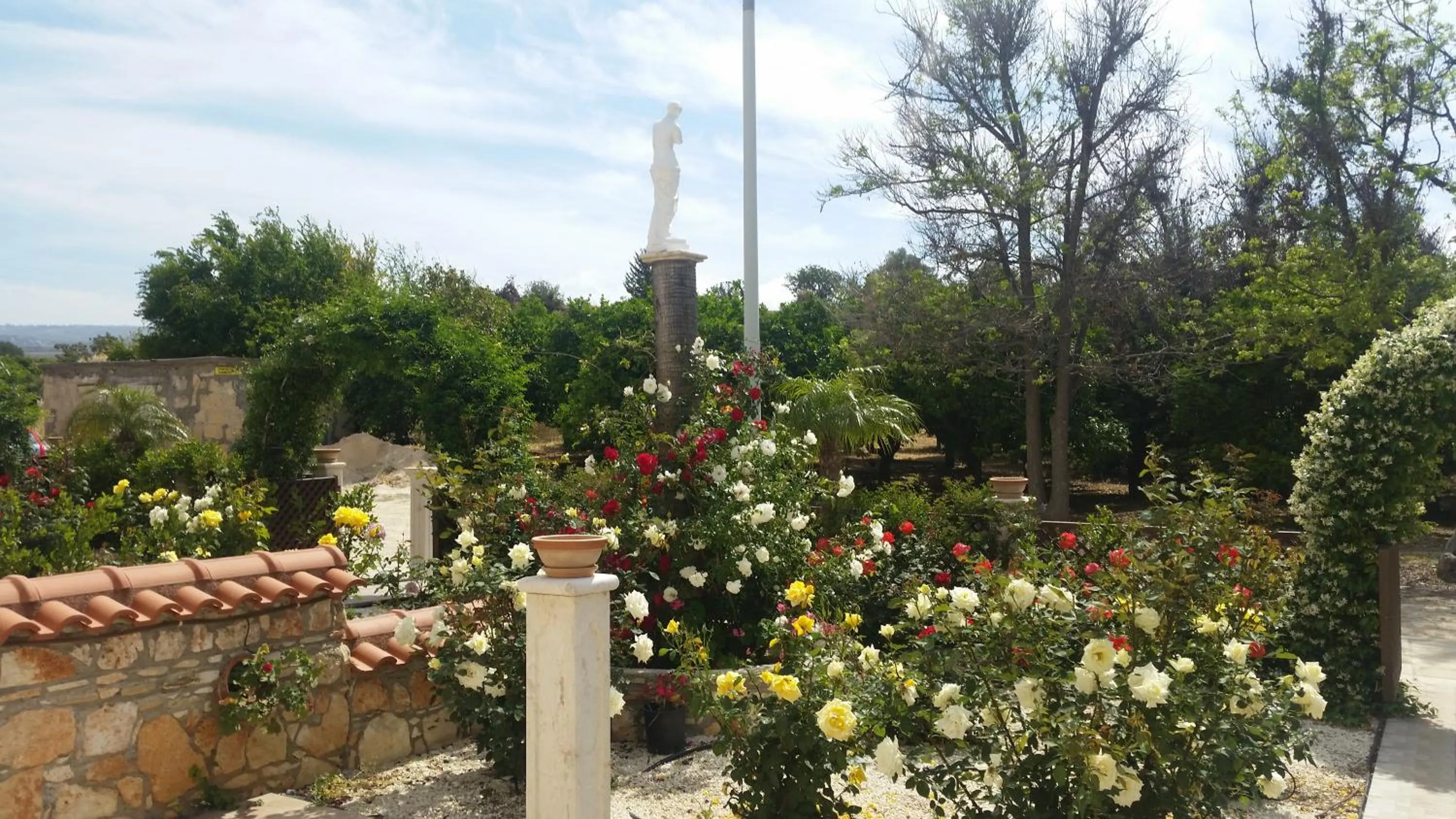 Garden in Eliofos Elegant Maisonettes