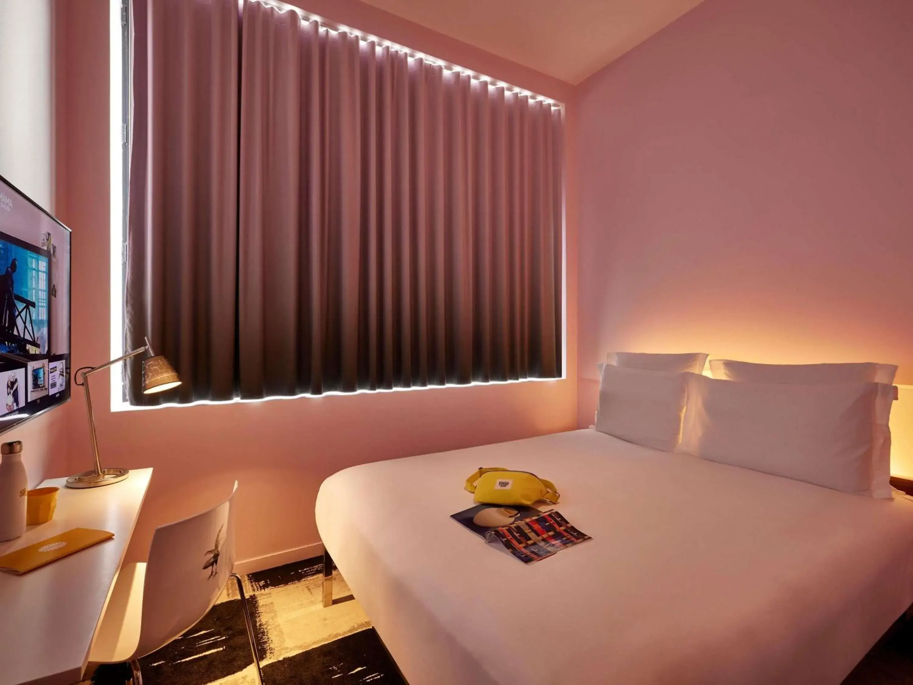 Bedroom, Bed in Mama Shelter Bordeaux Centre Bedroom, Bed in Mama Shelter Bordeaux Centre