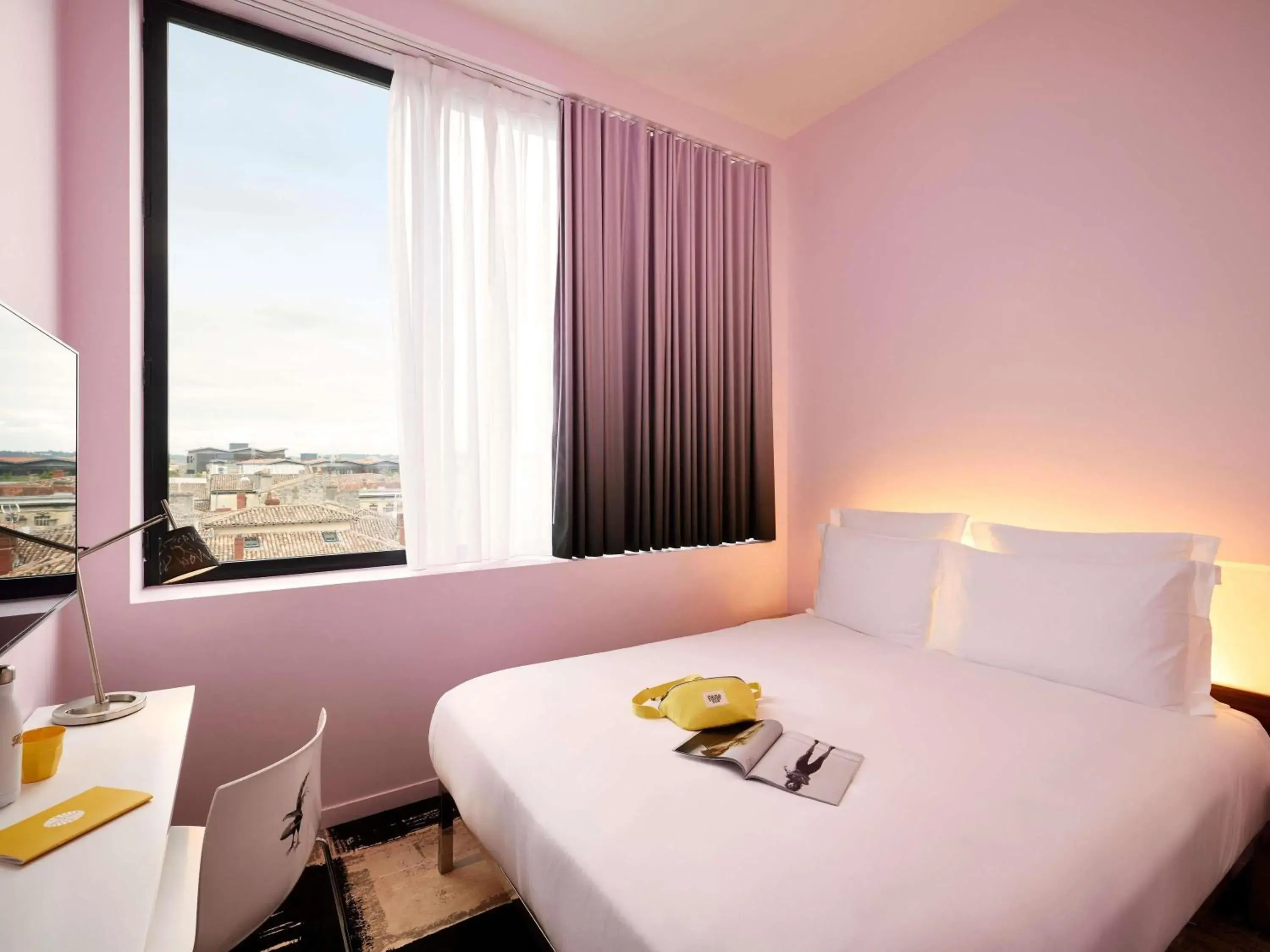 Bedroom, Bed in Mama Shelter Bordeaux Centre Bedroom, Bed in Mama Shelter Bordeaux Centre