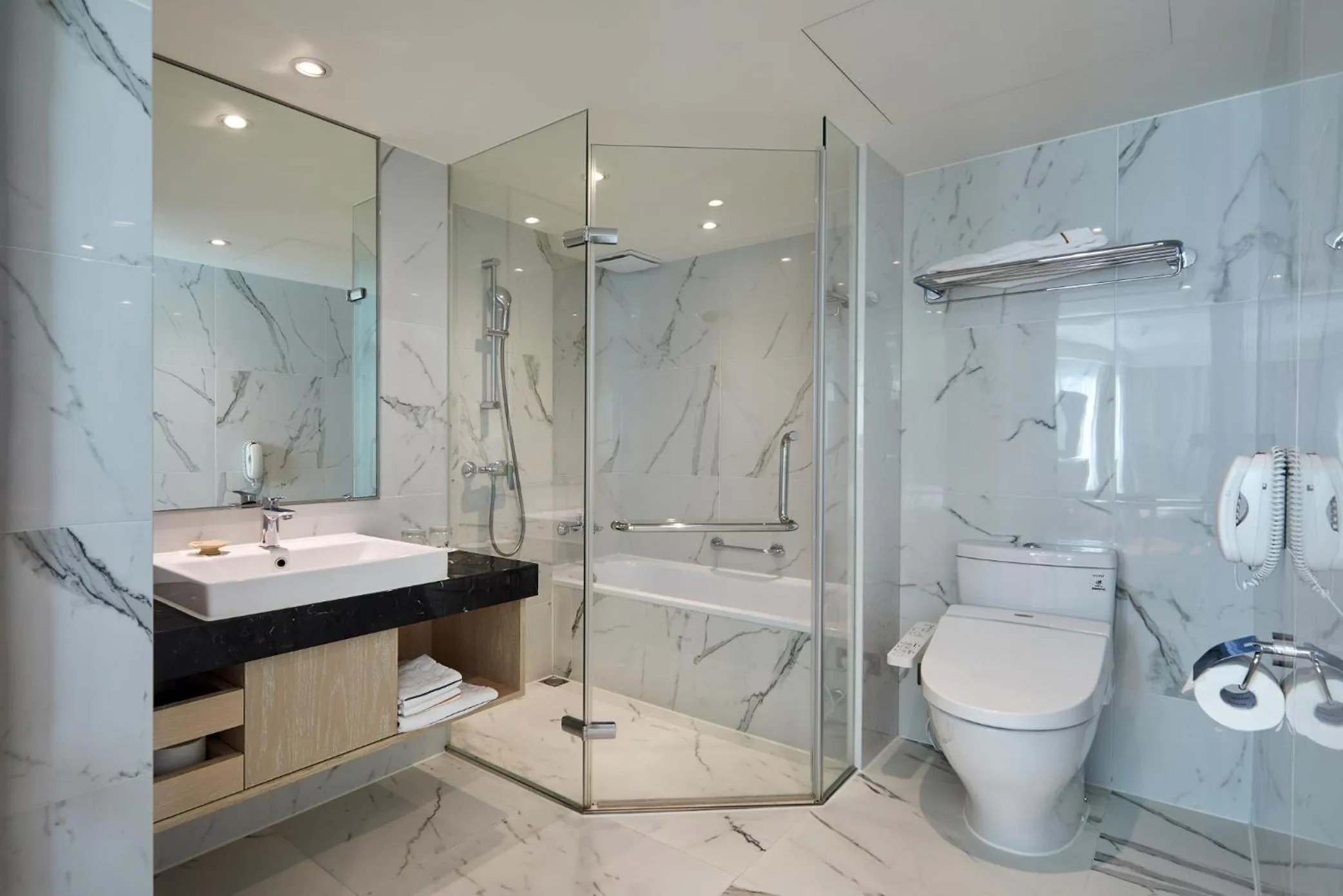 Shower in K Hotel Taipei II