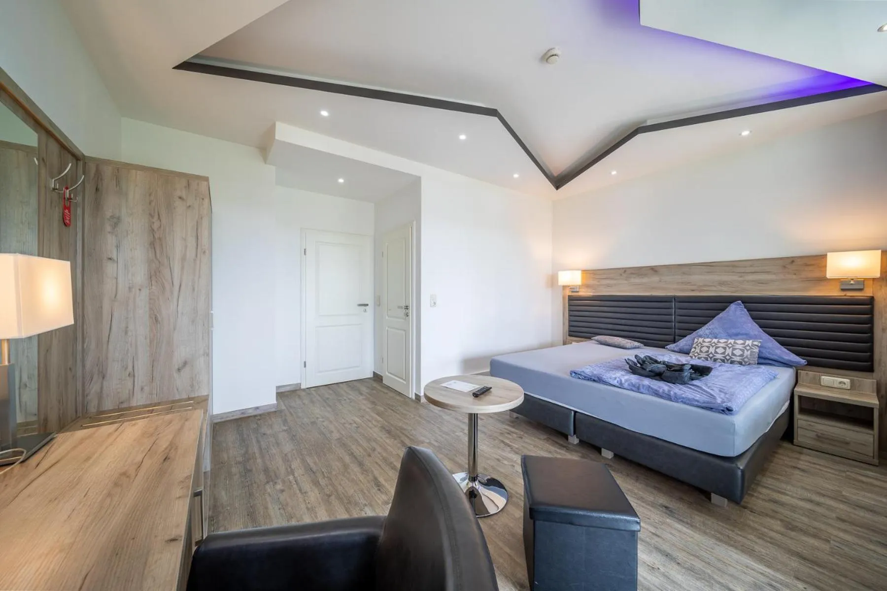 room service, Bed in Hotel Zum Halbmond