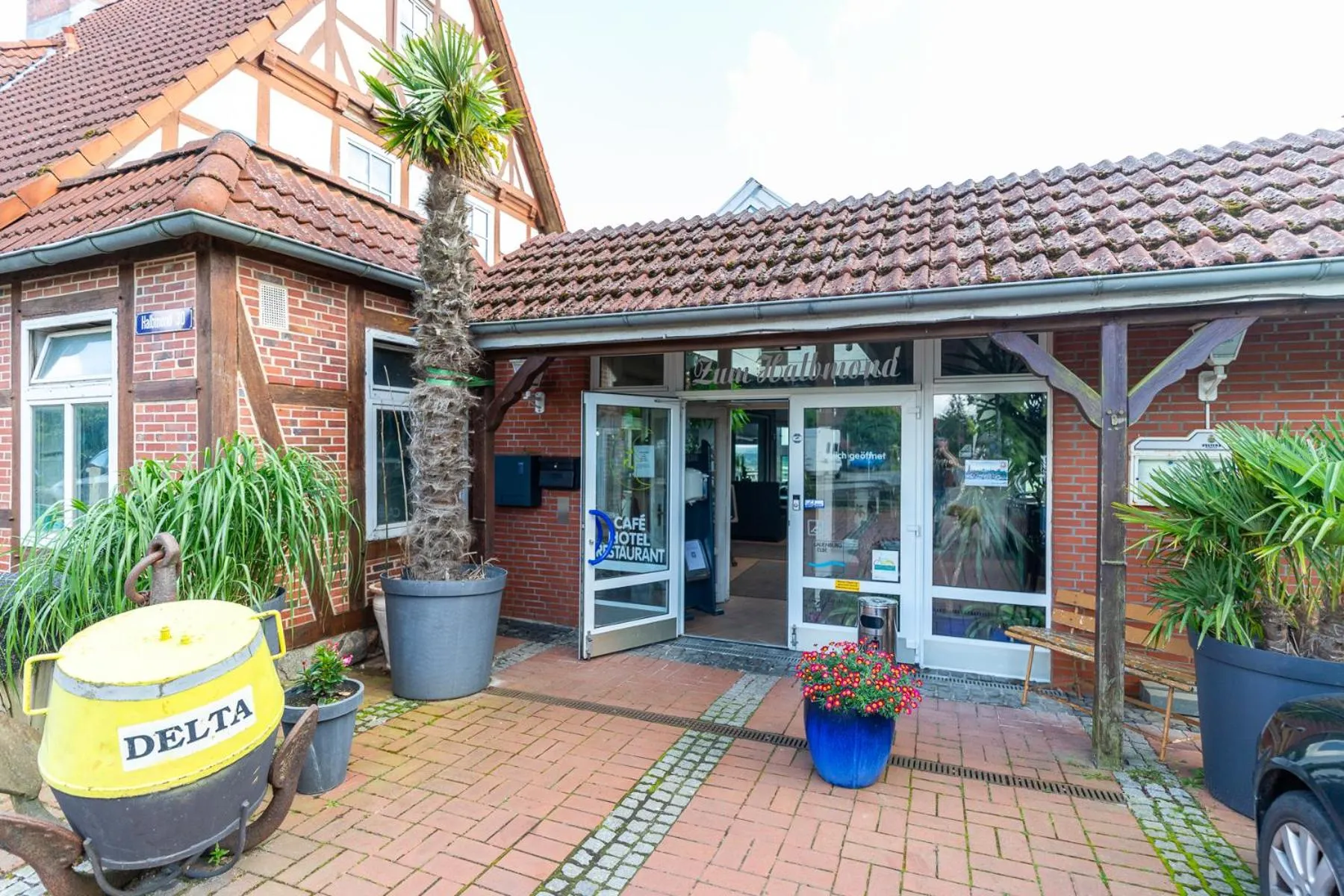 Property building in Hotel Zum Halbmond