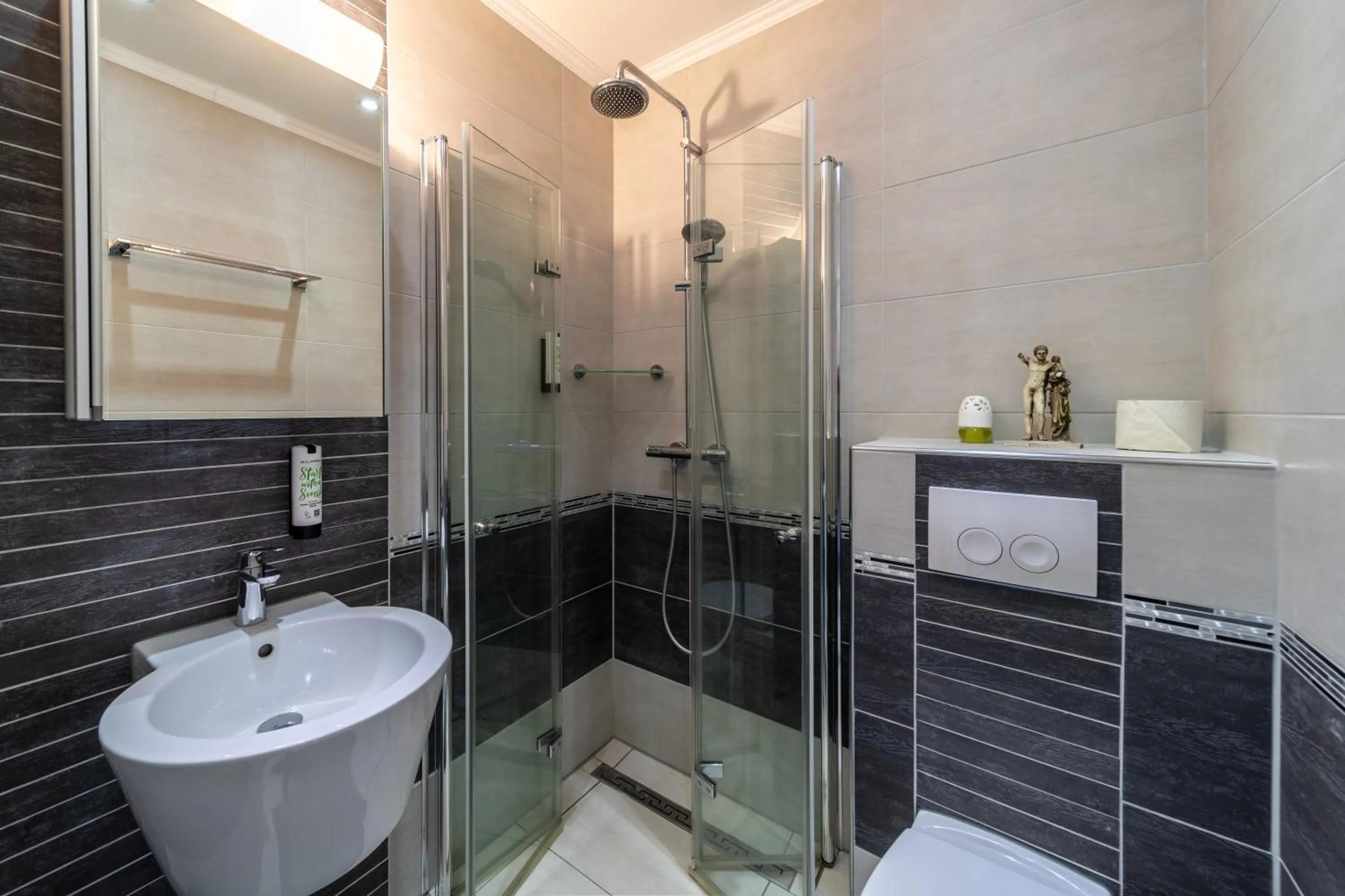 Shower in Hotel Zum Halbmond