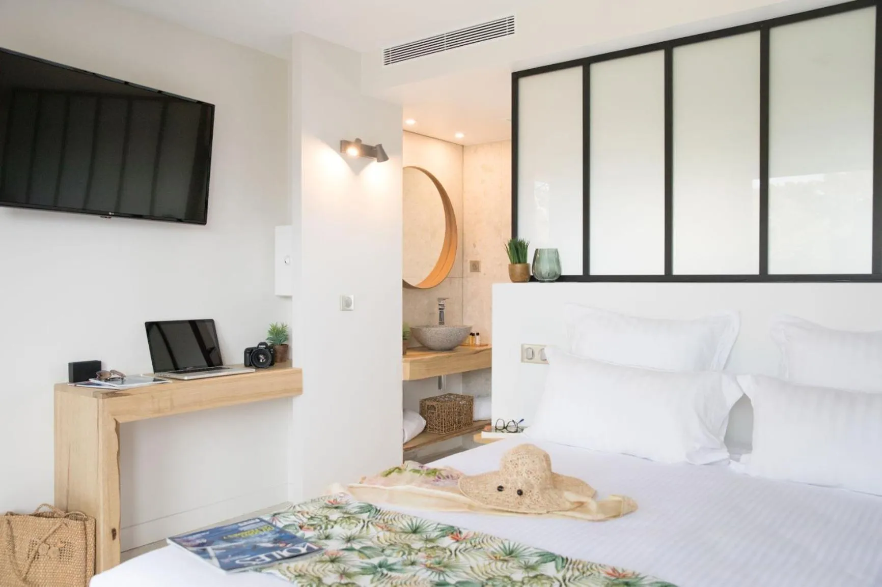 Photo of the whole room, Bed in Le Lodge des Îles d'Or