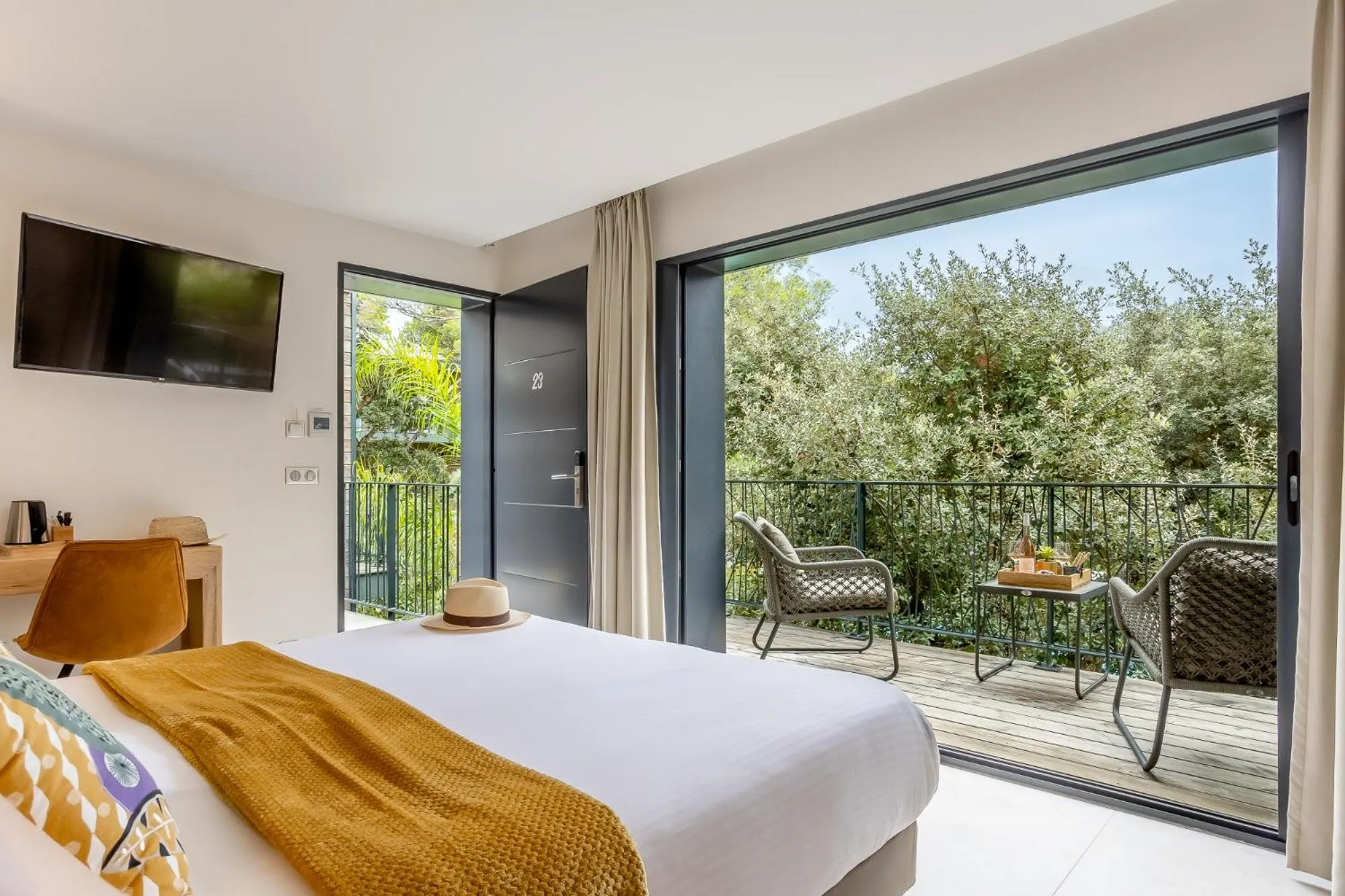 Patio, Bed in Le Lodge des Îles d'Or