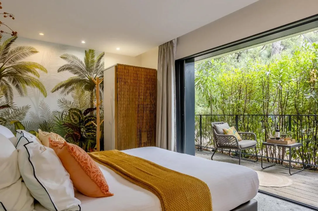 Patio, Bed in Le Lodge des Îles d'Or