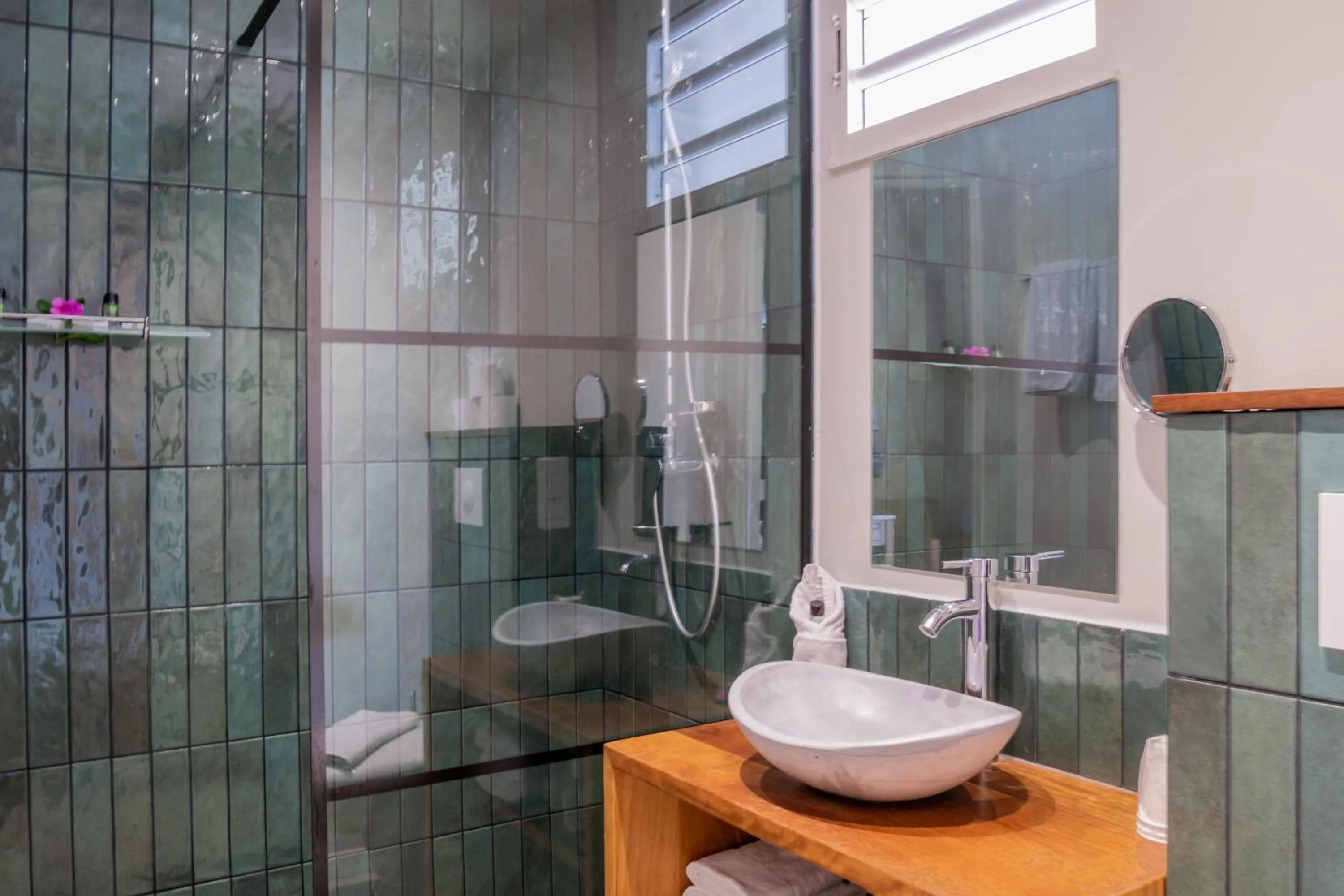 Shower in Hôtel Iloma