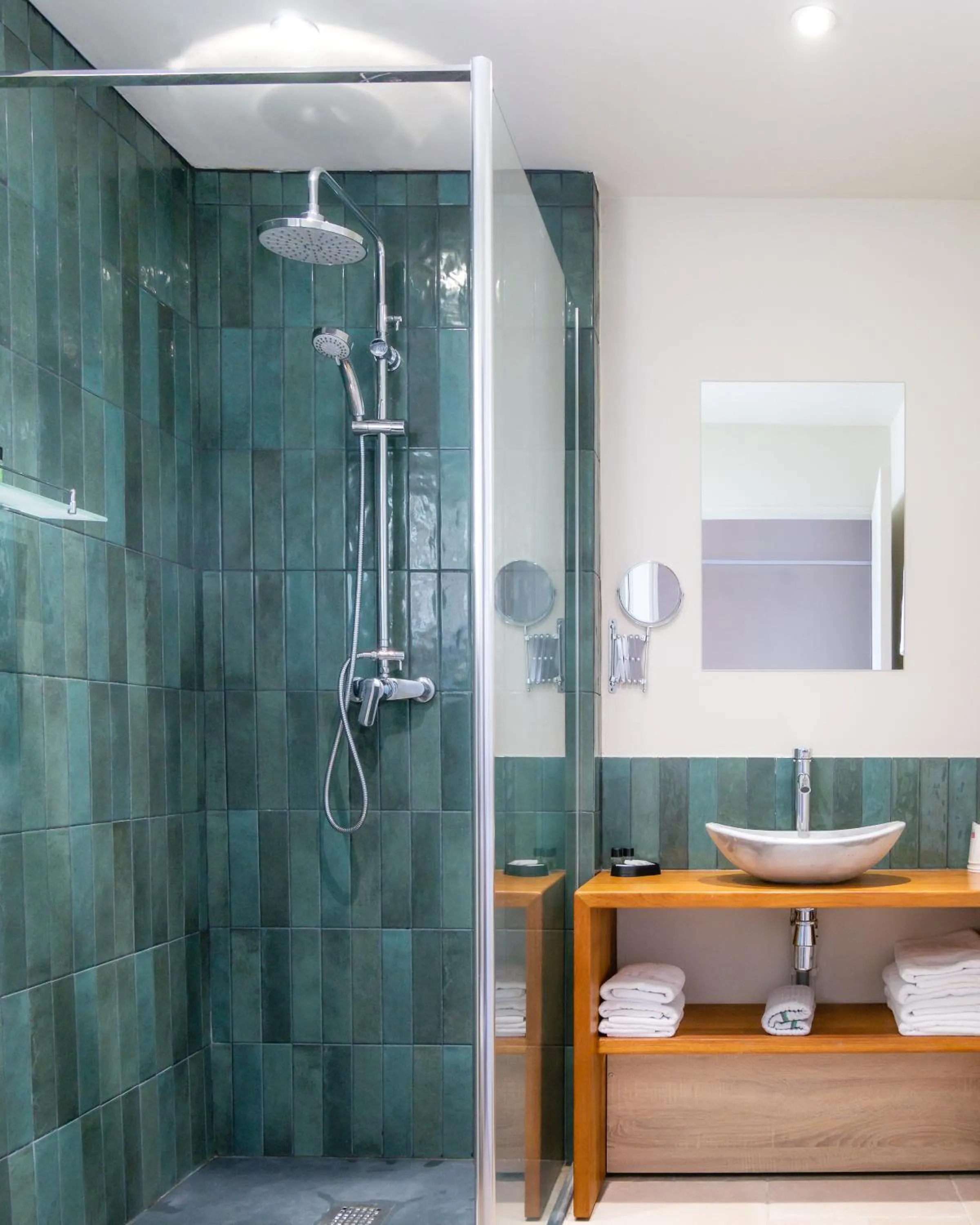 Shower in Hôtel Iloma