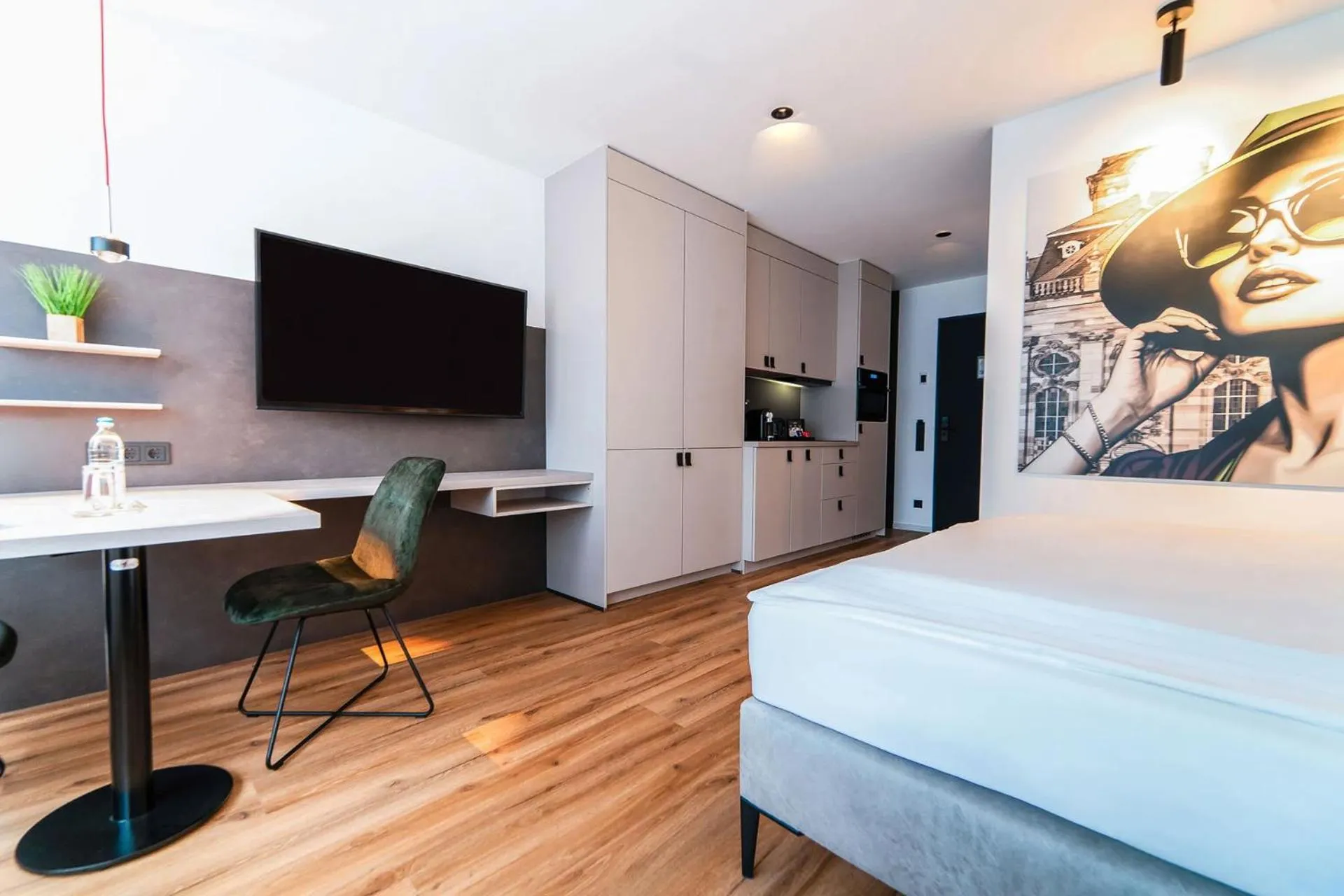 TV and multimedia, Bed in Hotel Am Triller - Hotel & Serviced Apartments