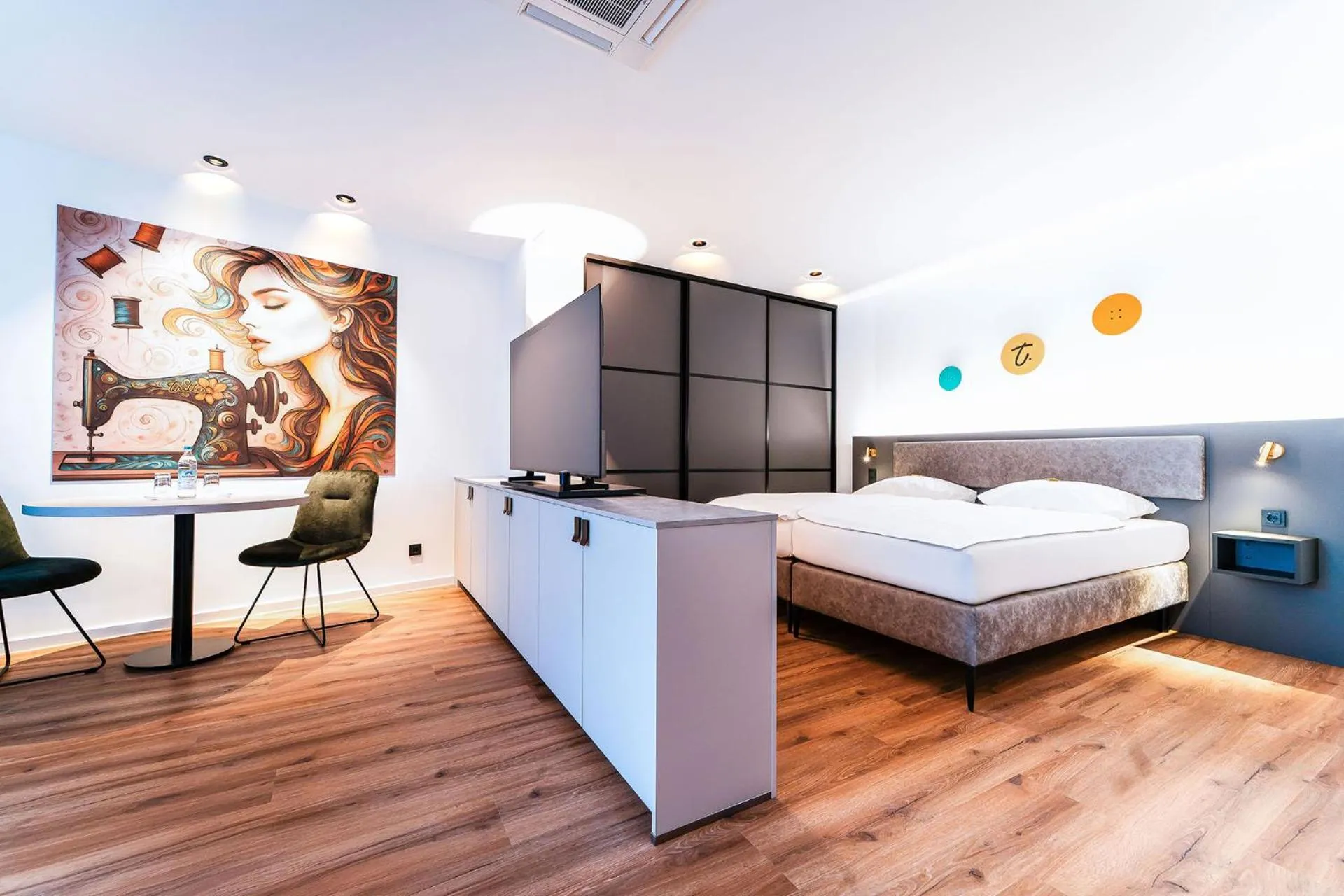 Living room, Bed in Hotel Am Triller - Hotel & Serviced Apartments