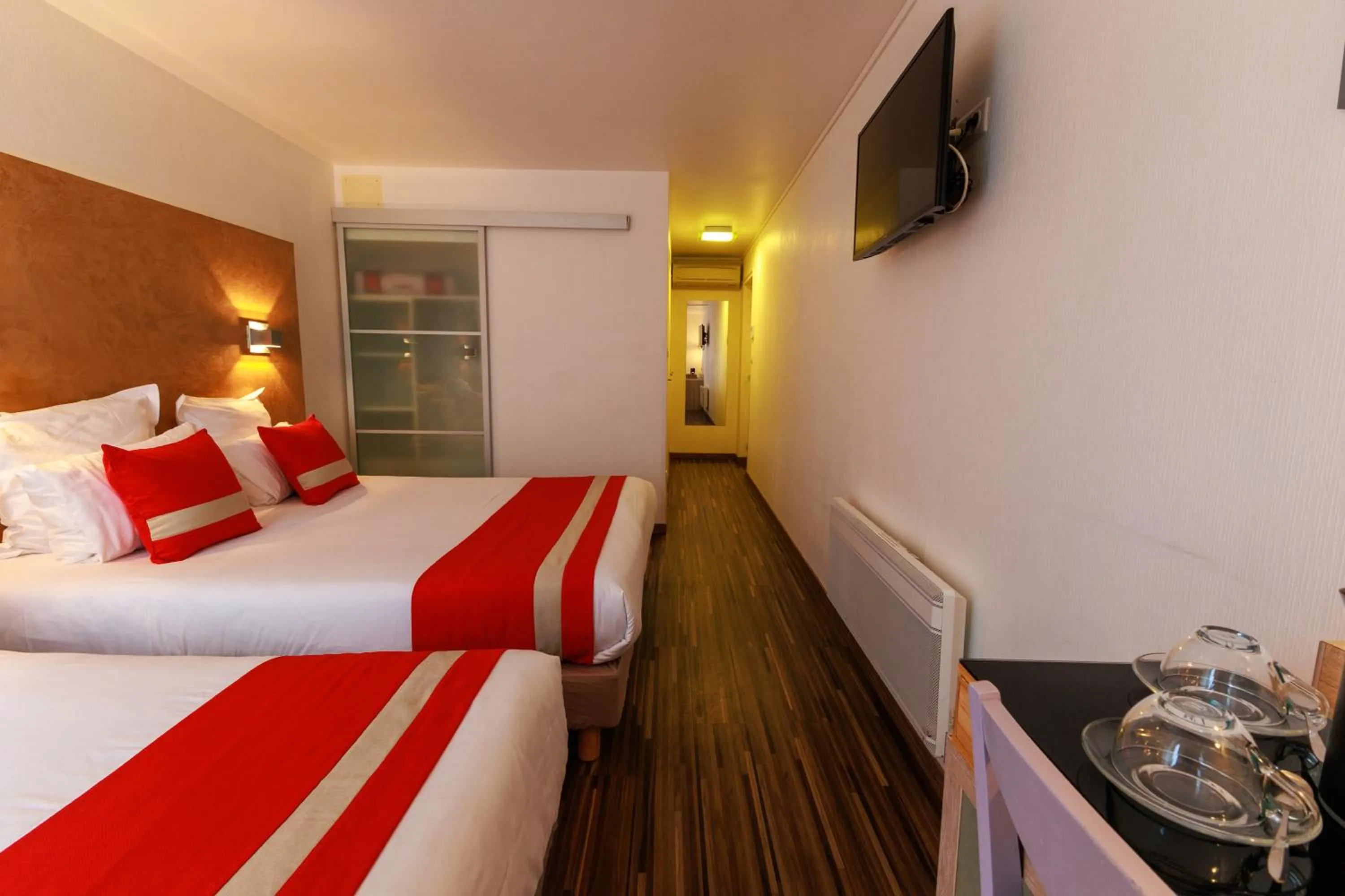 Bed in Logis Hôtel Le Rochelois