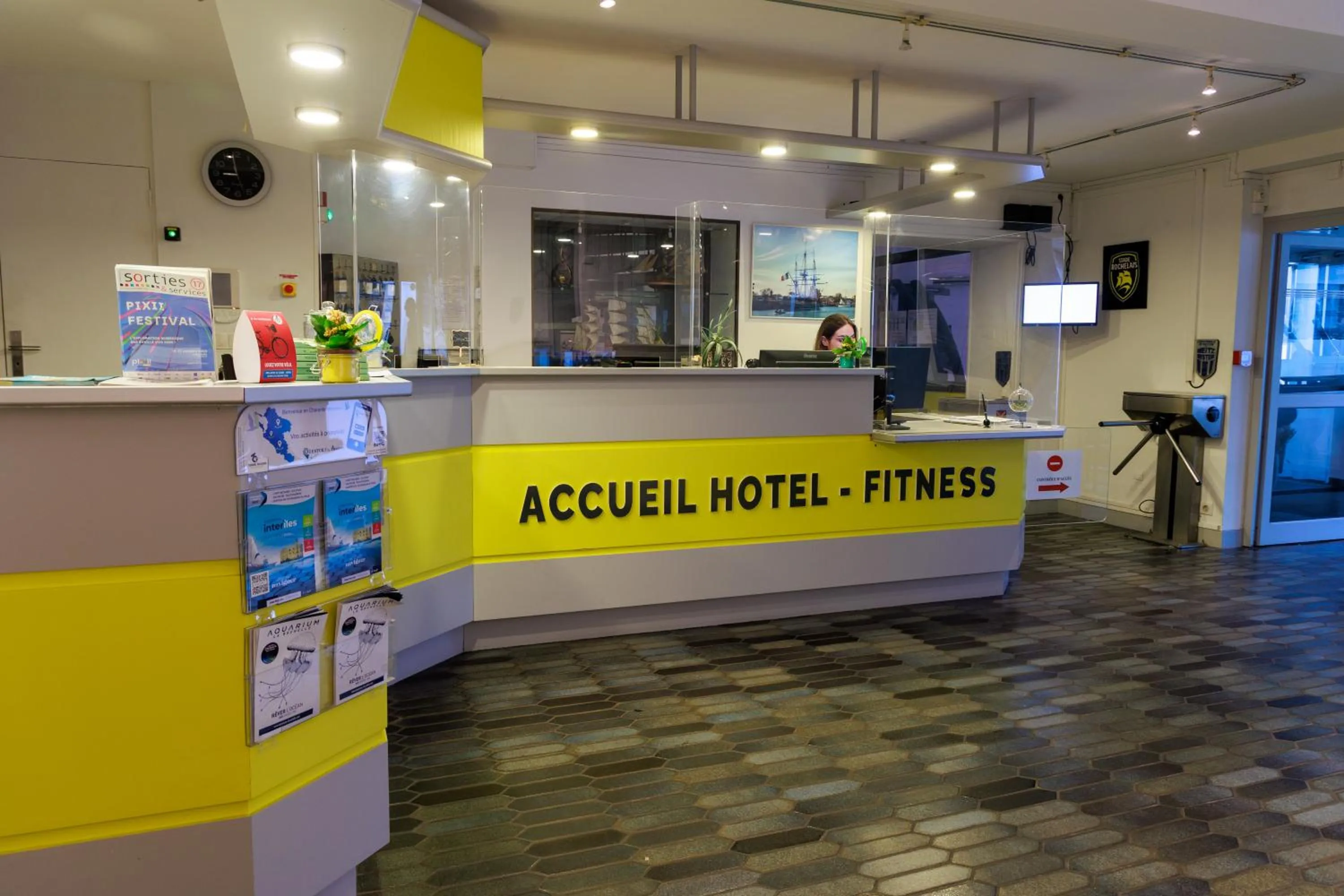 Lobby or reception in Logis Hôtel Le Rochelois