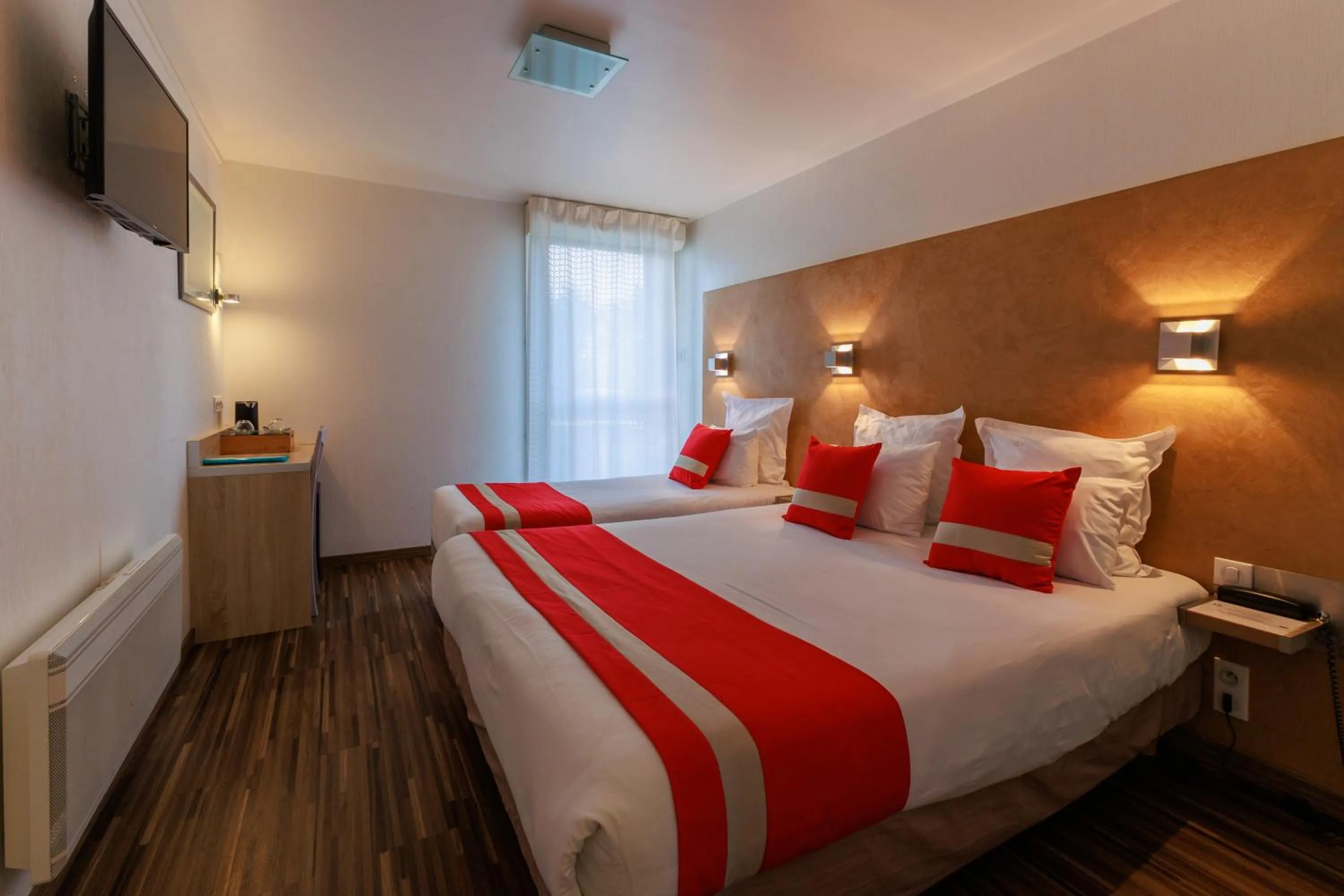 Family, Bed in Logis Hôtel Le Rochelois