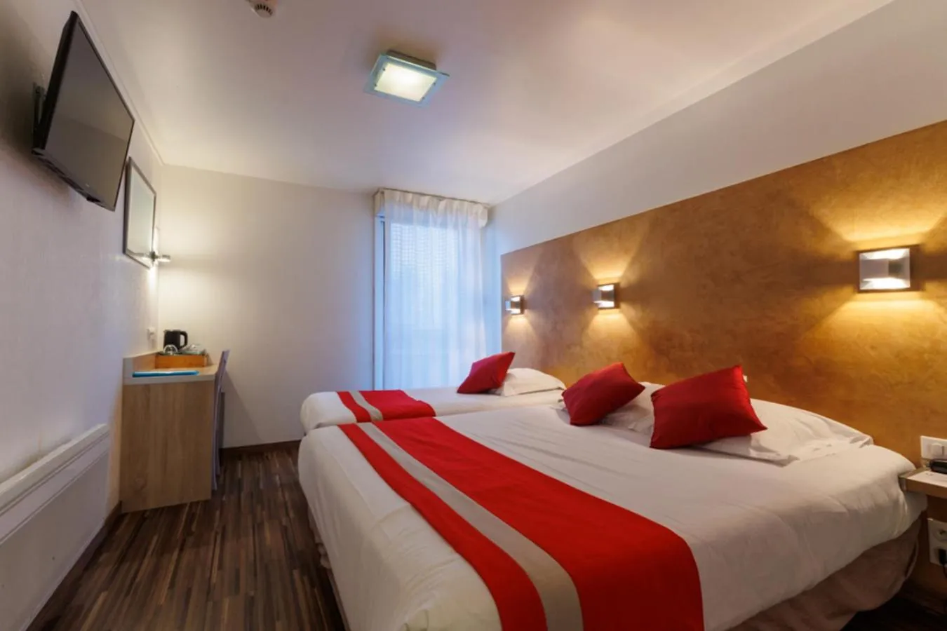 Bed in Logis Hôtel Le Rochelois