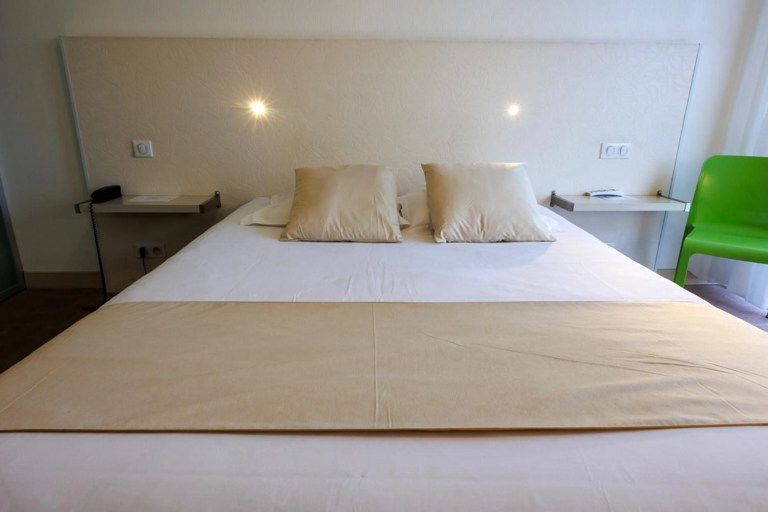 Bedroom, Bed in Logis Hôtel Le Rochelois