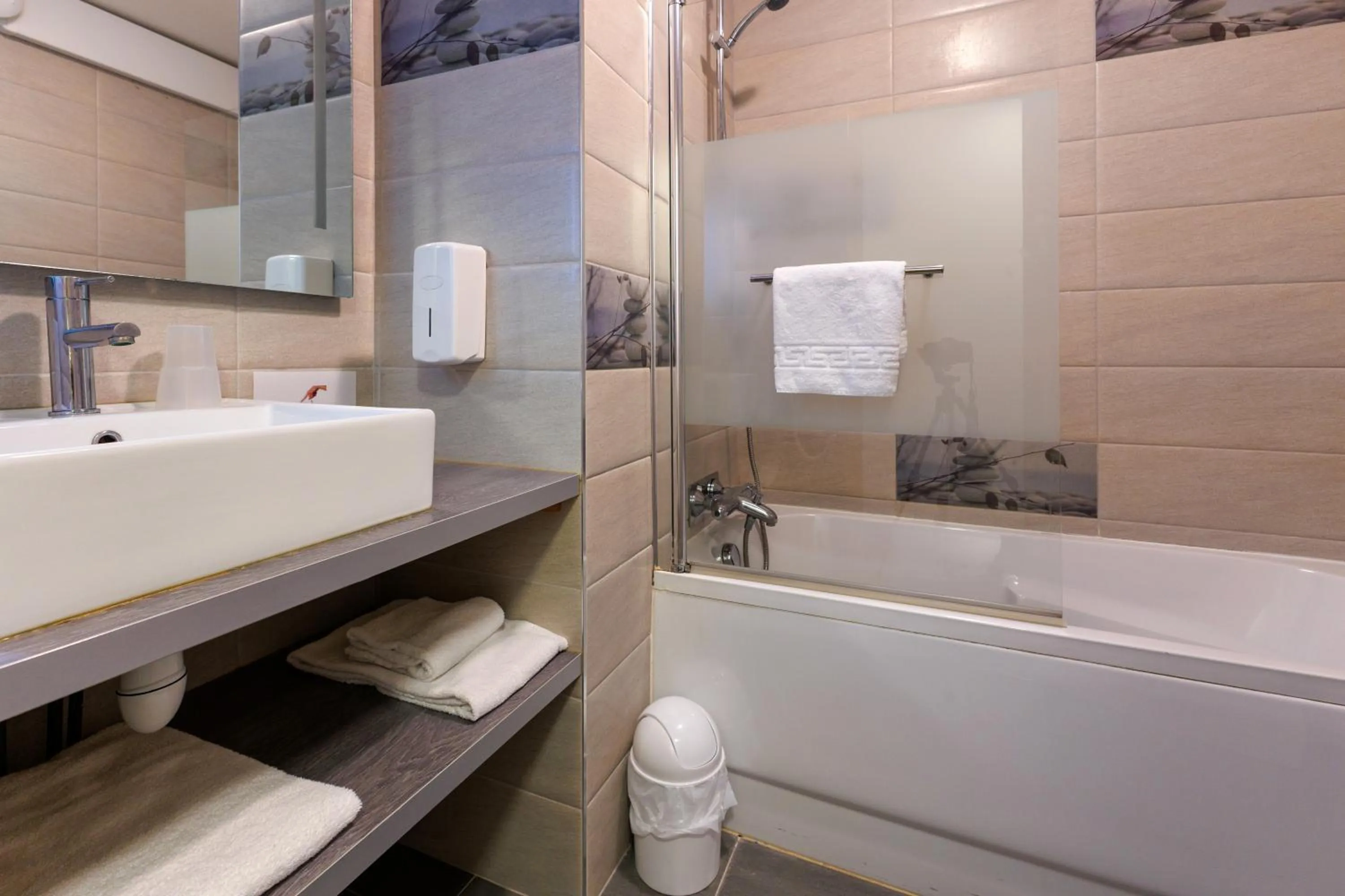 Bath in Logis Hôtel Le Rochelois