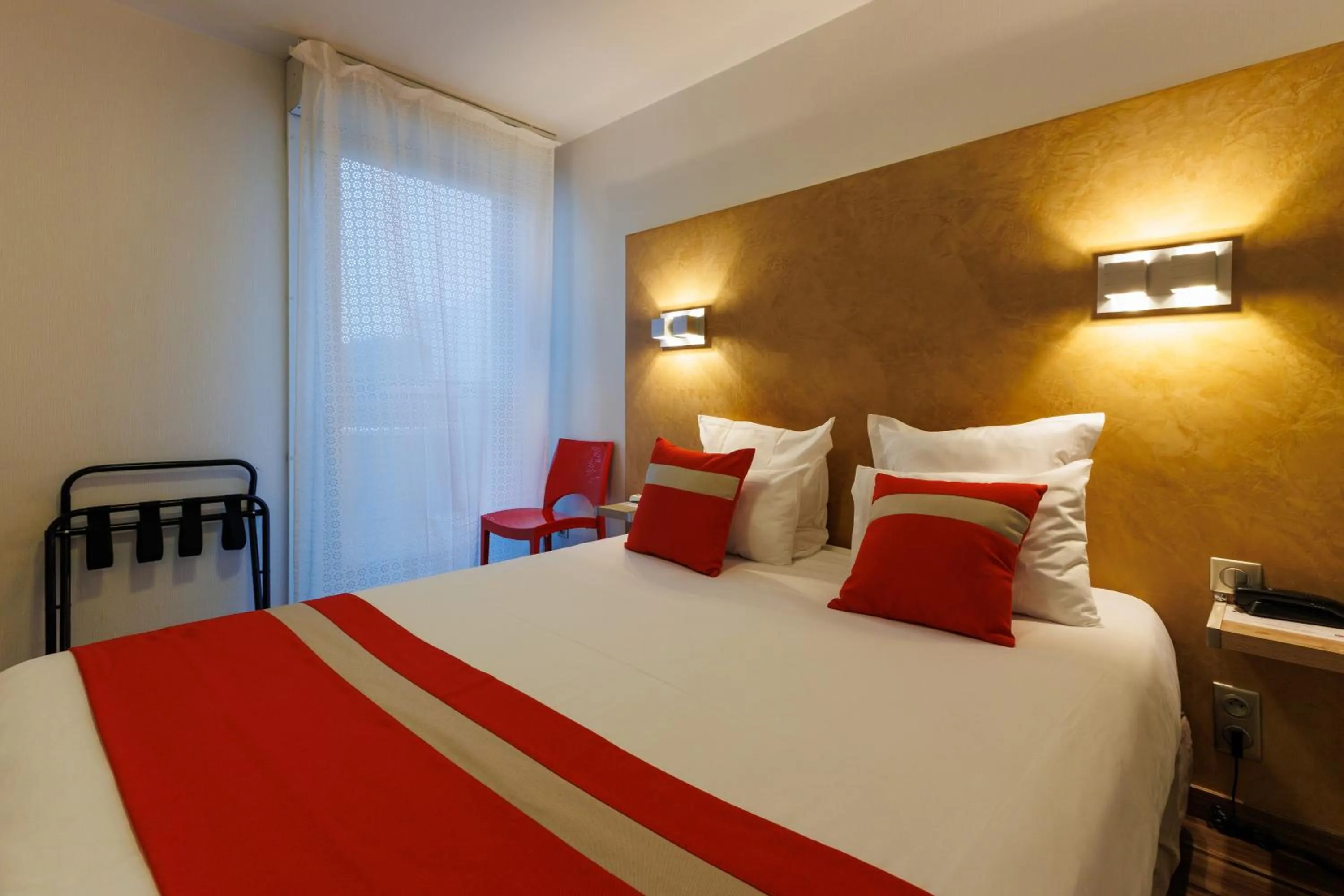 Bedroom, Bed in Logis Hôtel Le Rochelois