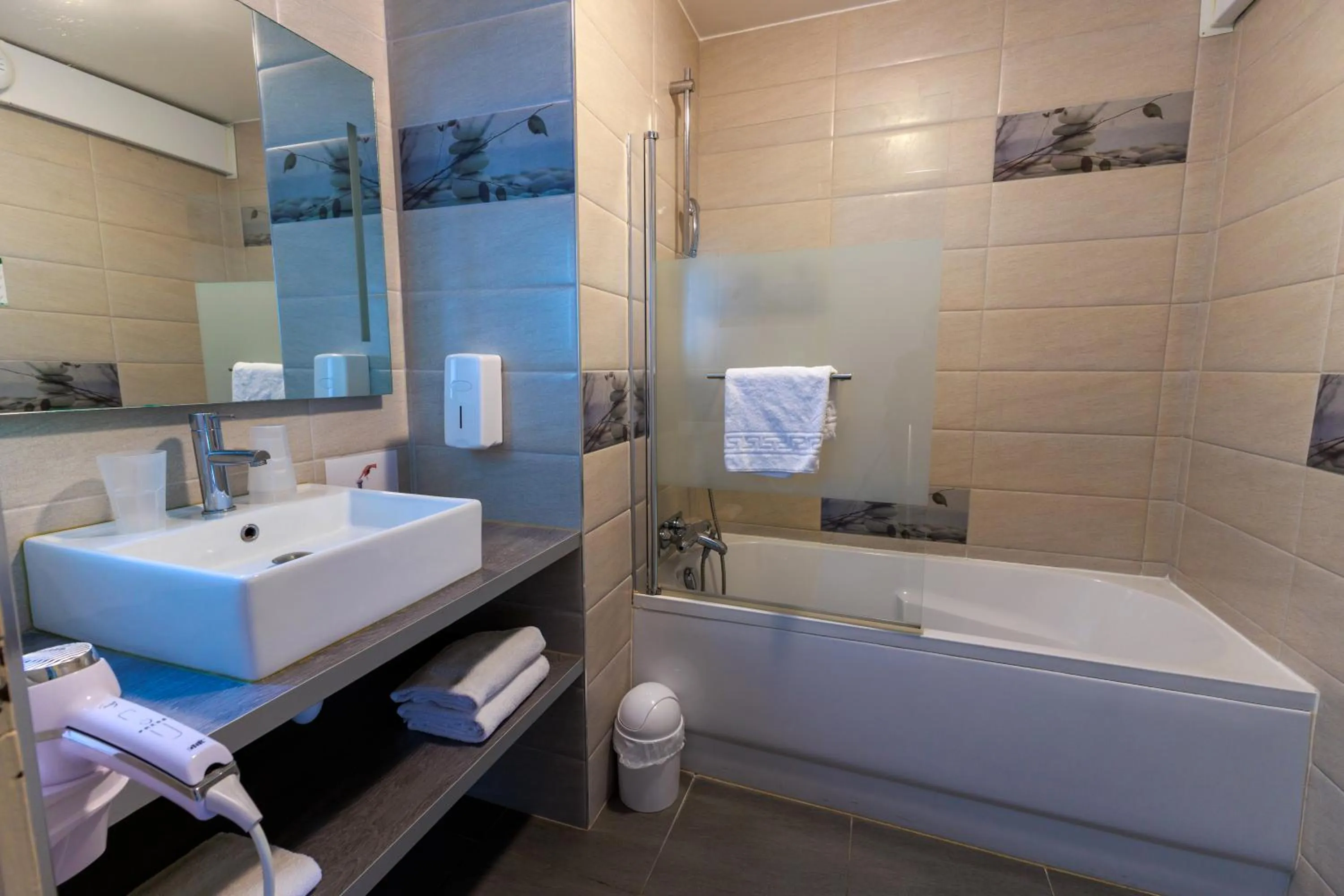 Bathroom in Logis Hôtel Le Rochelois