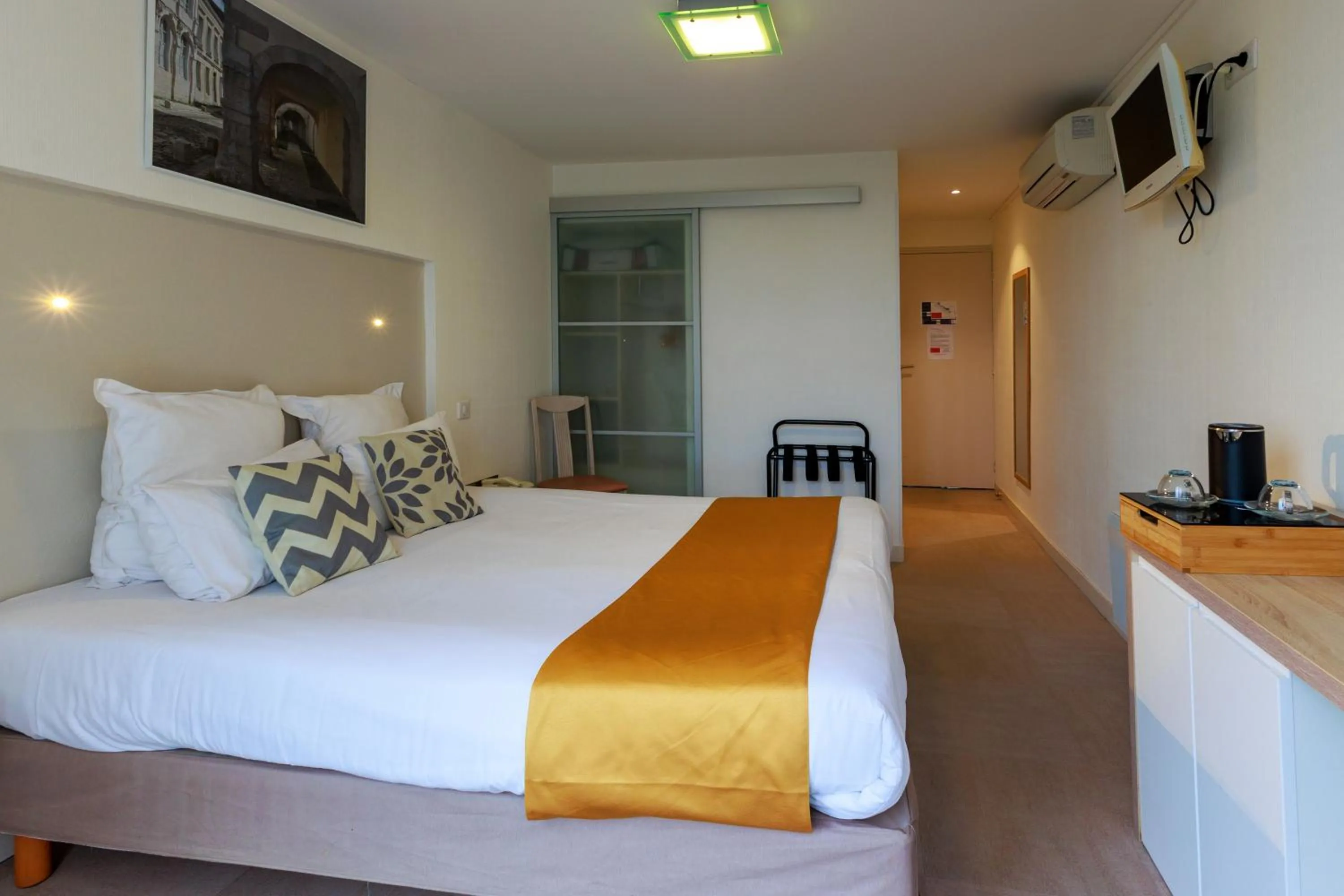 Bedroom, Bed in Logis Hôtel Le Rochelois