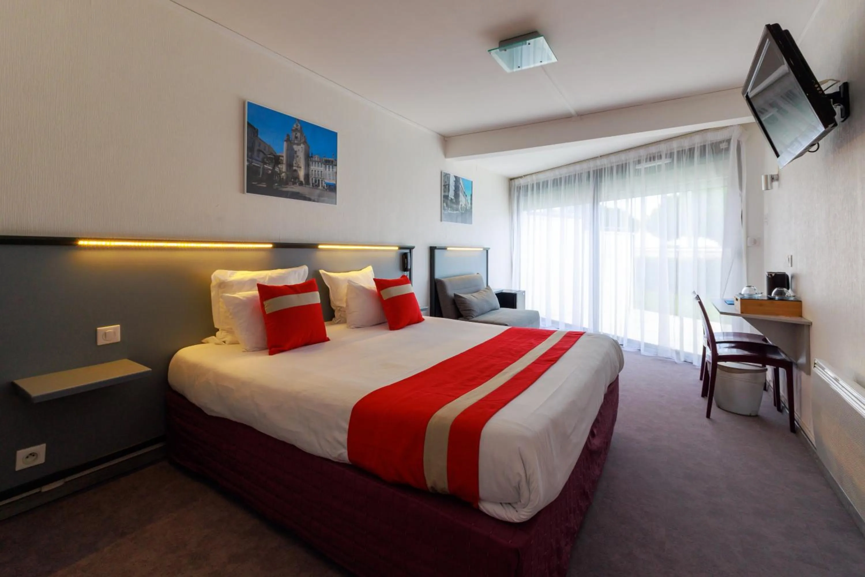 Bedroom, Bed in Logis Hôtel Le Rochelois