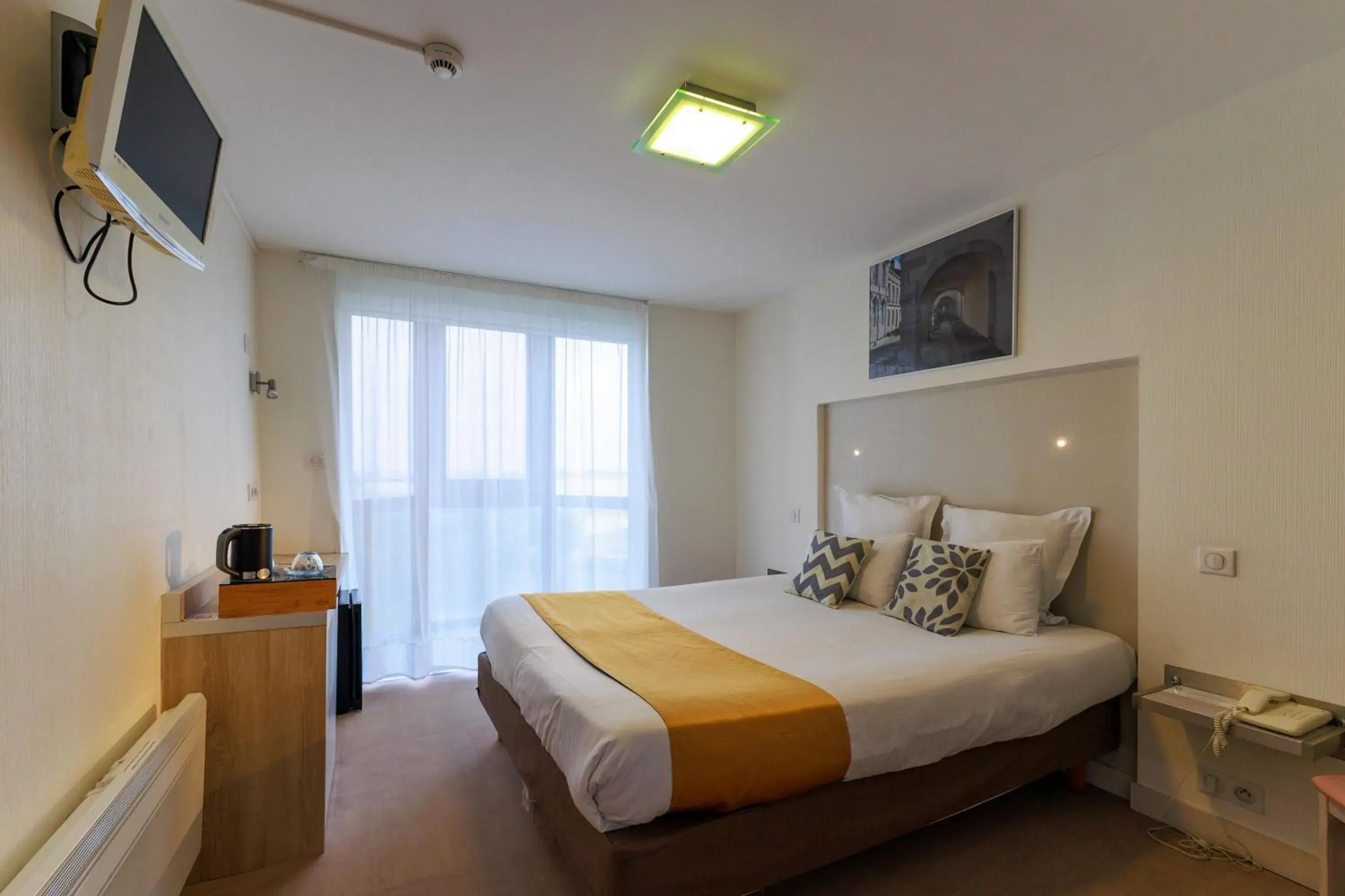 Comfort Double Room in Logis Hôtel Le Rochelois Comfort Double Room in Logis Hôtel Le Rochelois