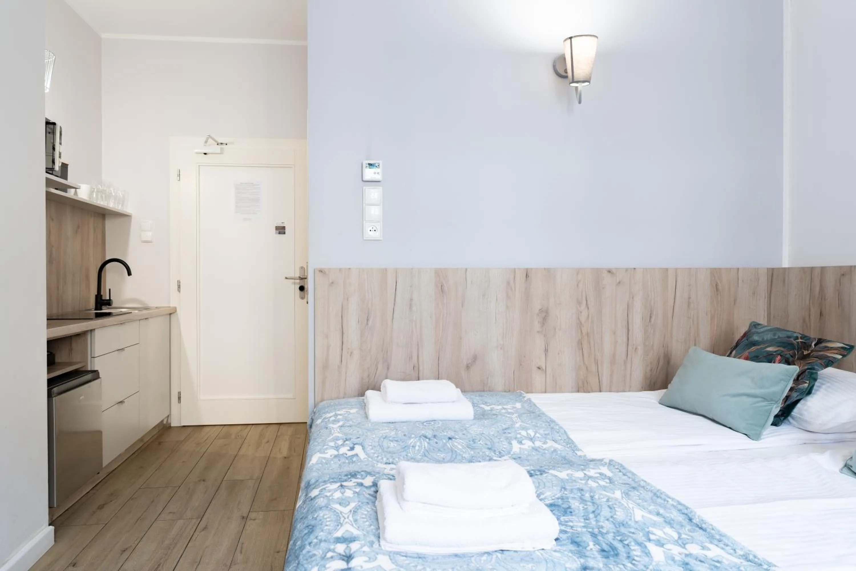 Kitchen or kitchenette, Bed in Łazienna Premier by Rentoom