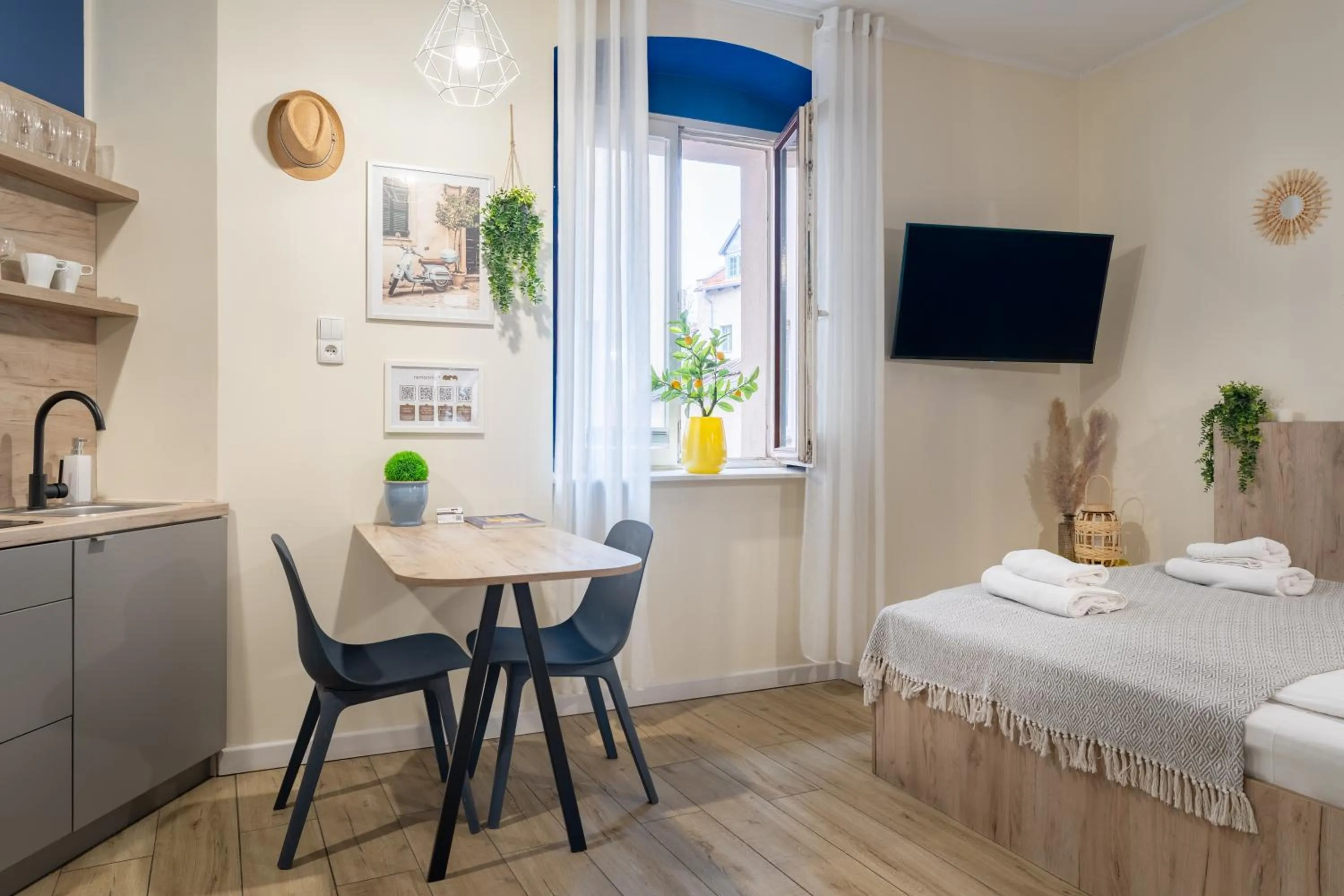 Kitchen or kitchenette, Bed in Łazienna Premier by Rentoom