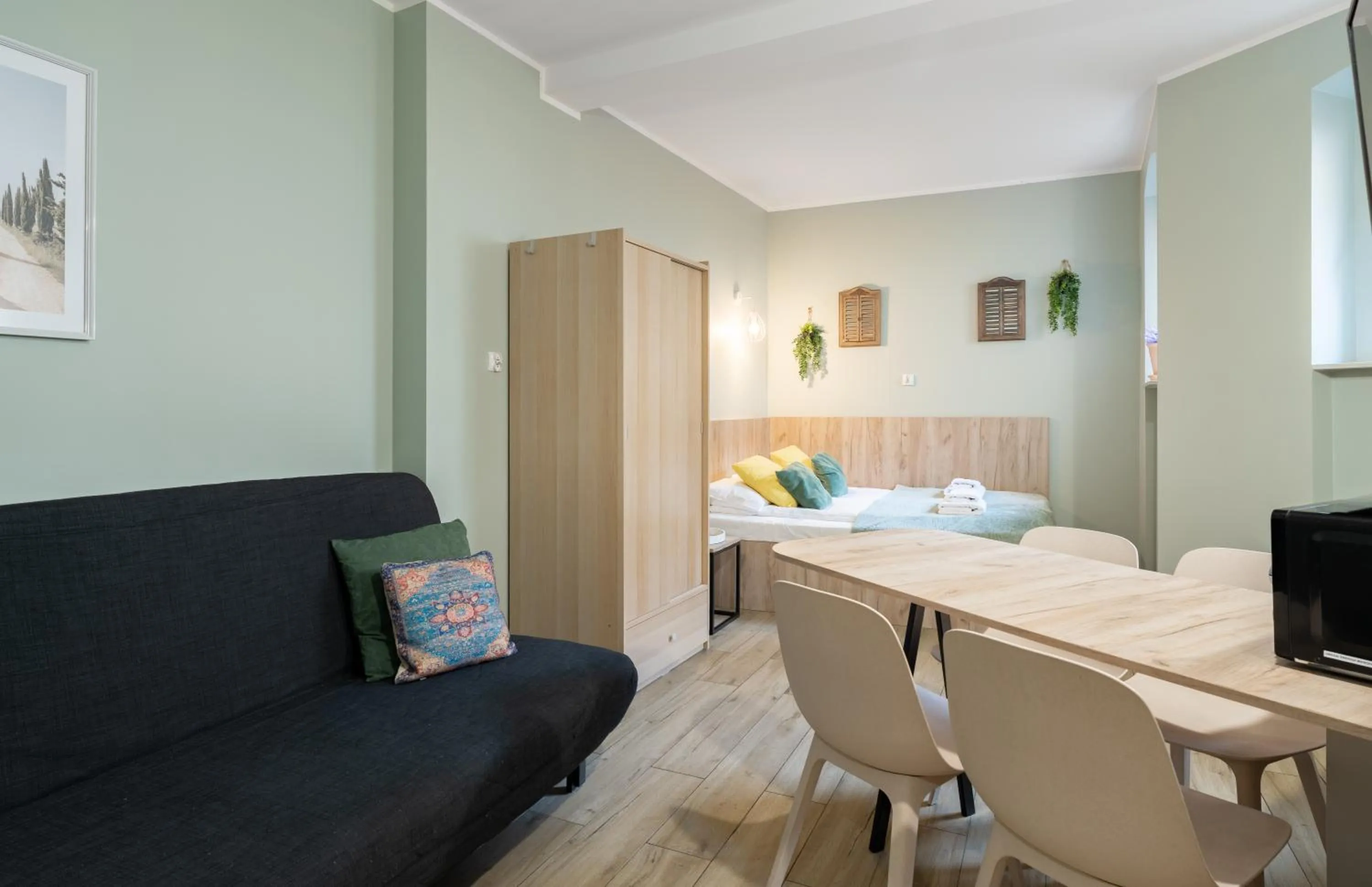 Living room, Bed in Łazienna Premier by Rentoom