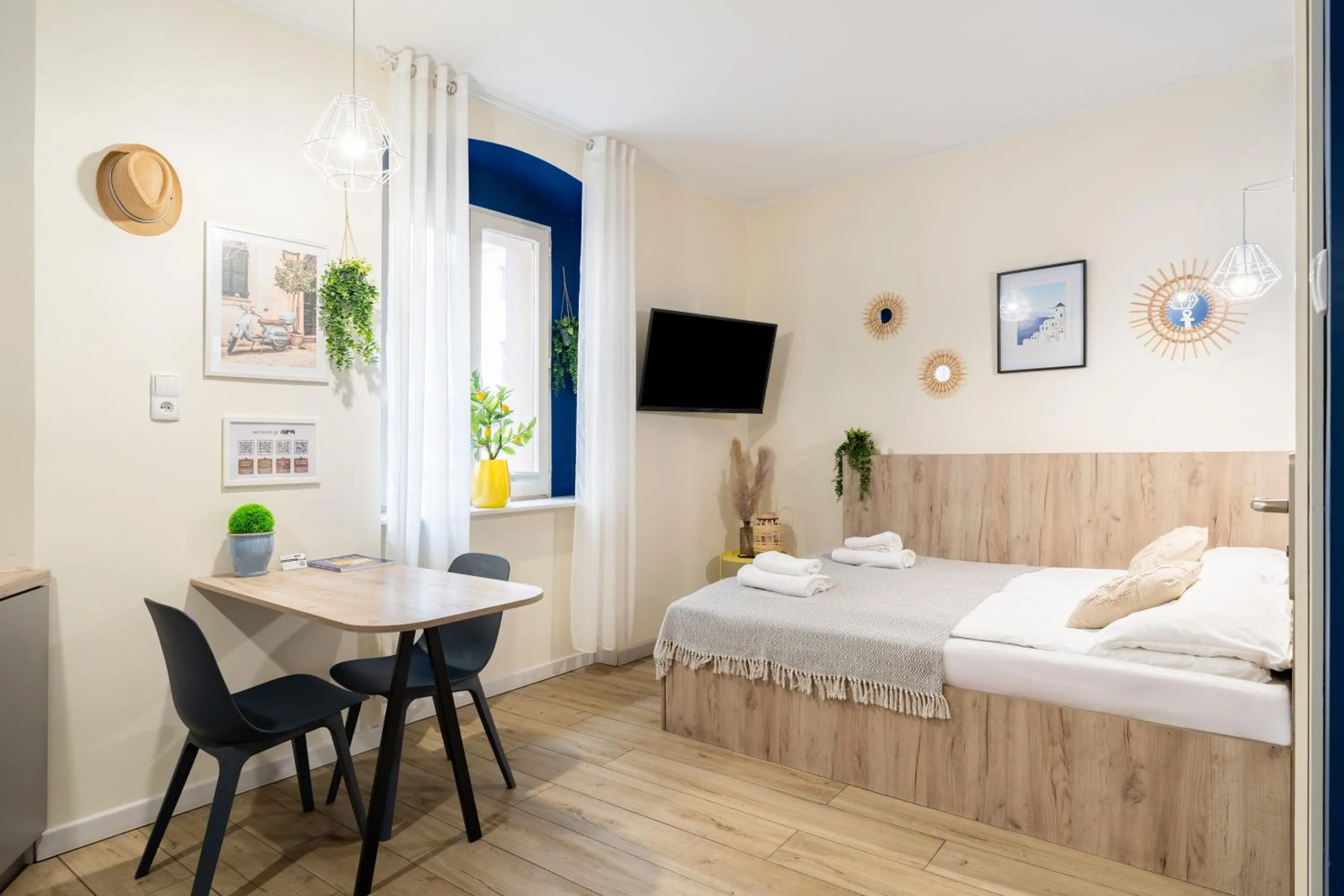 Kitchen or kitchenette, Bed in Łazienna Premier by Rentoom