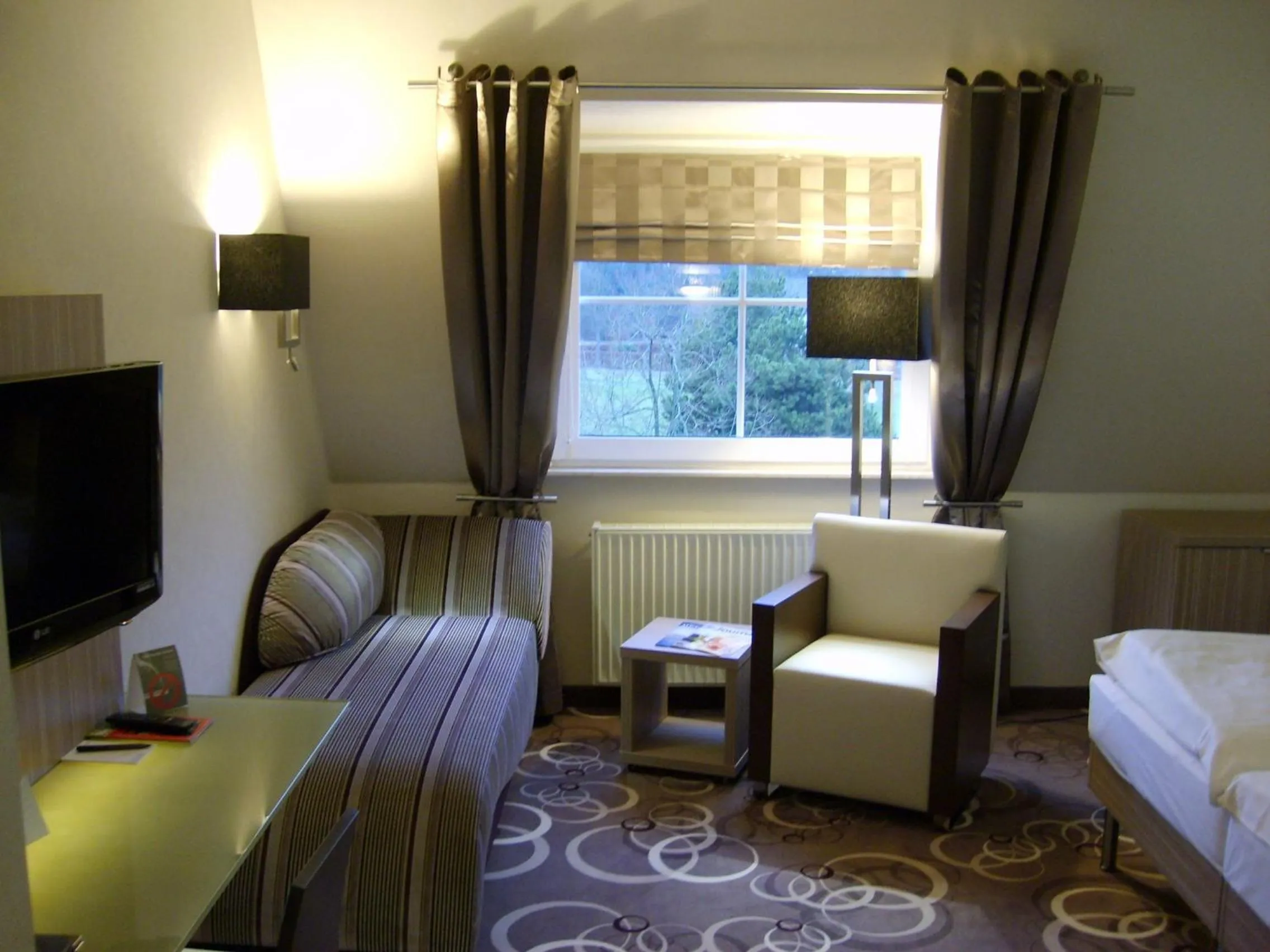 Seating area, Bed in NordWest-Hotel Bad Zwischenahn