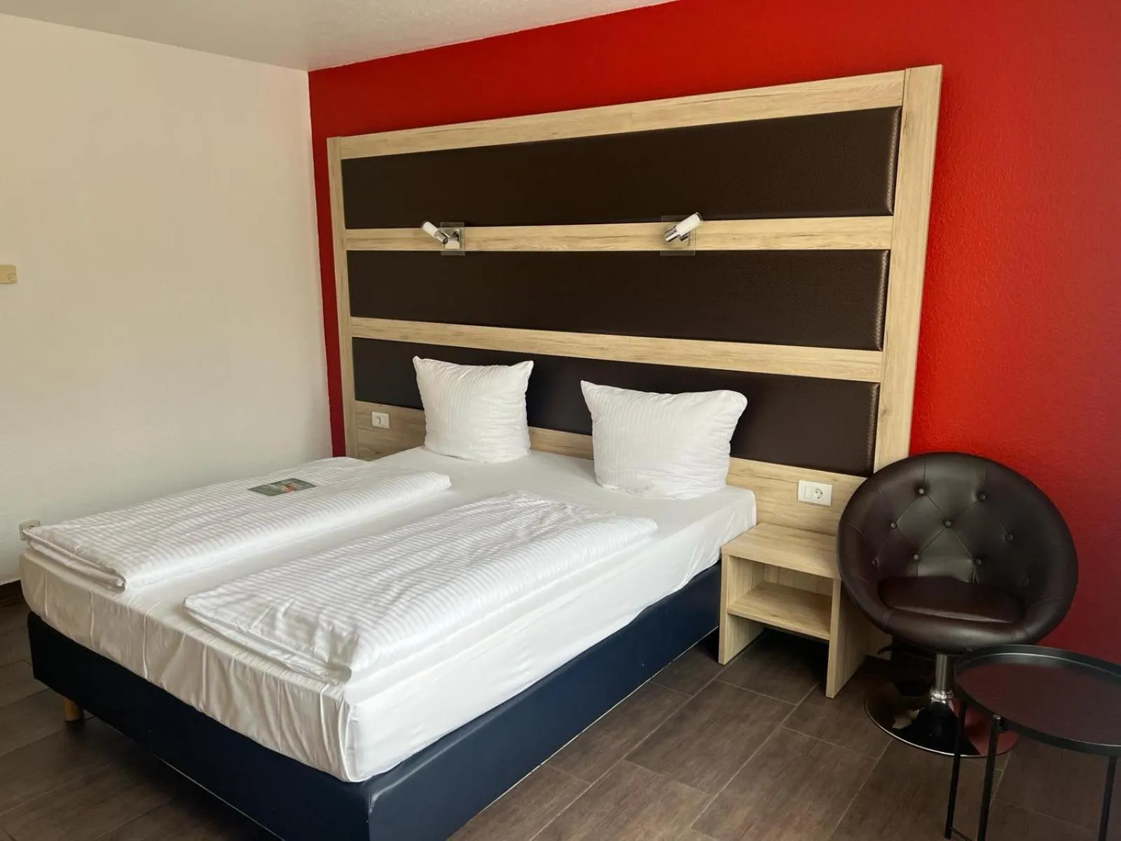 Photo of the whole room, Bed in ACHAT Hotel Heppenheim