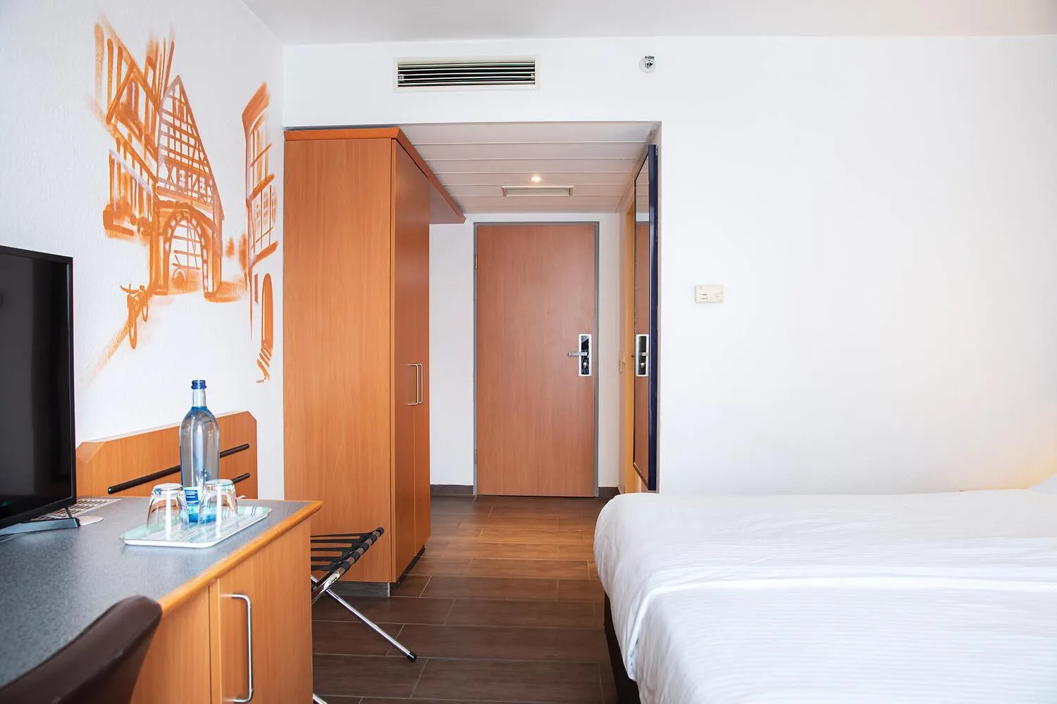 Photo of the whole room, Bed in ACHAT Hotel Heppenheim