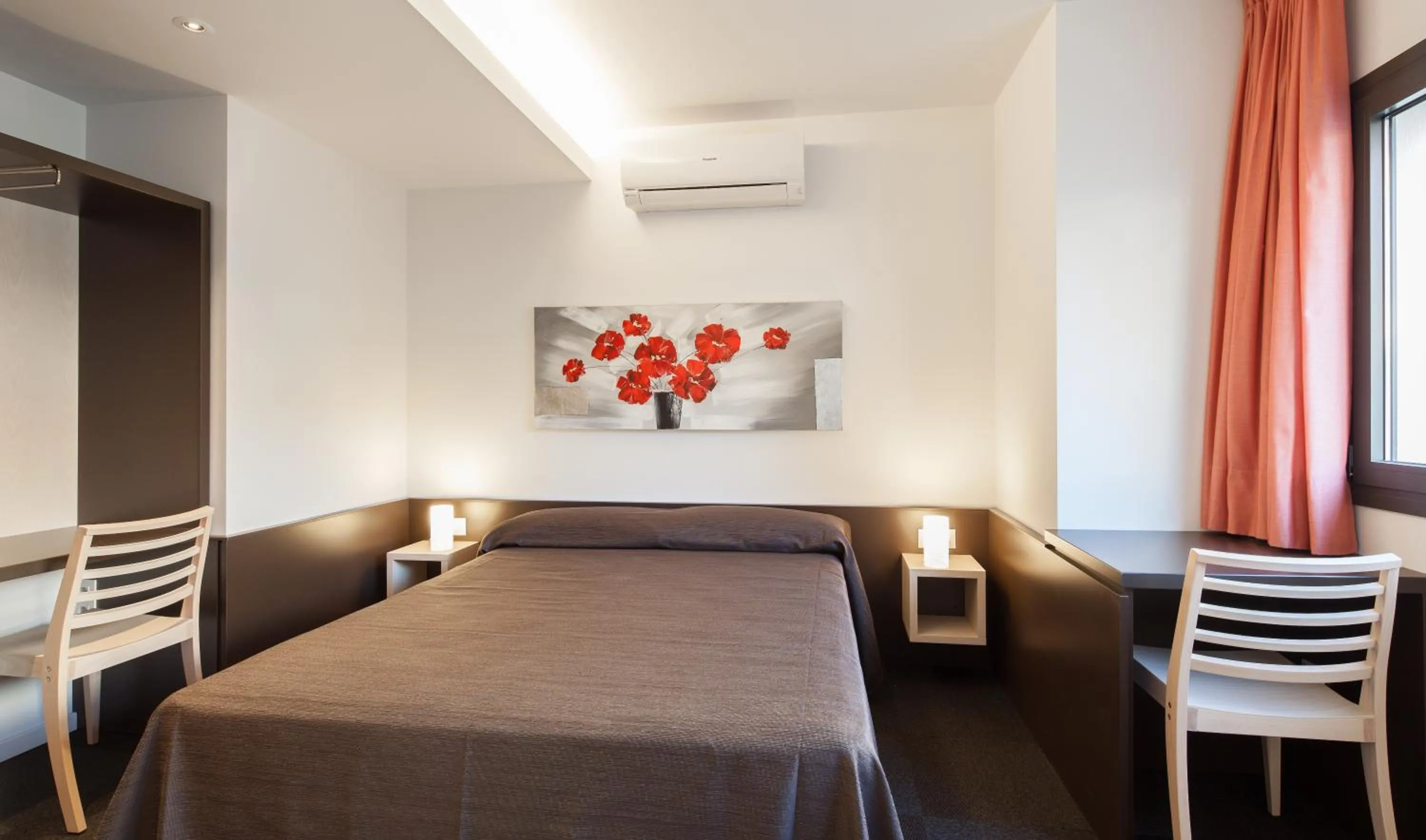 Photo of the whole room, Bed in Apartaments i habitacions Can Morera Olot