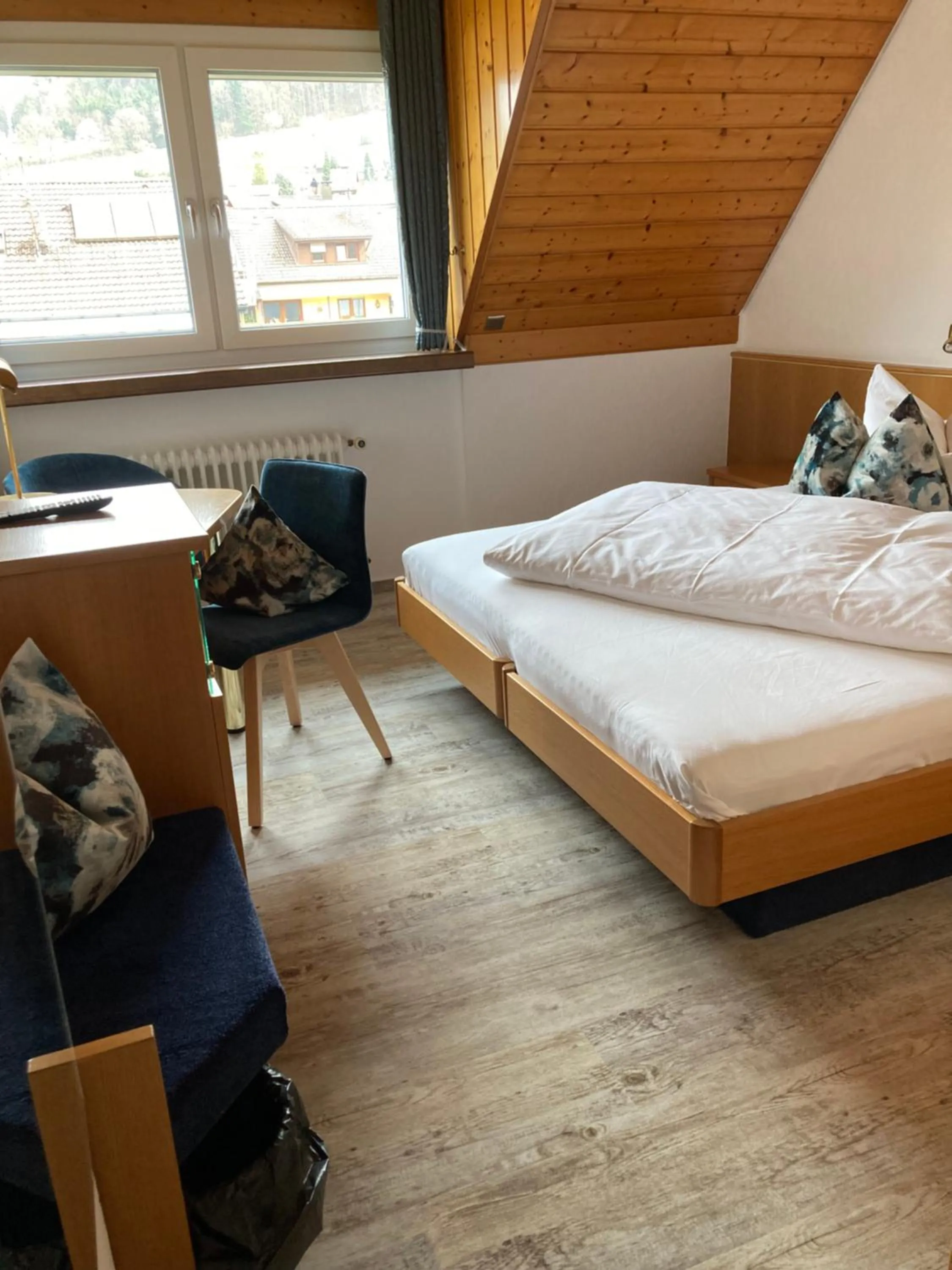 Photo of the whole room, Bed in Hotel Garni Schmieder’s Ochsen