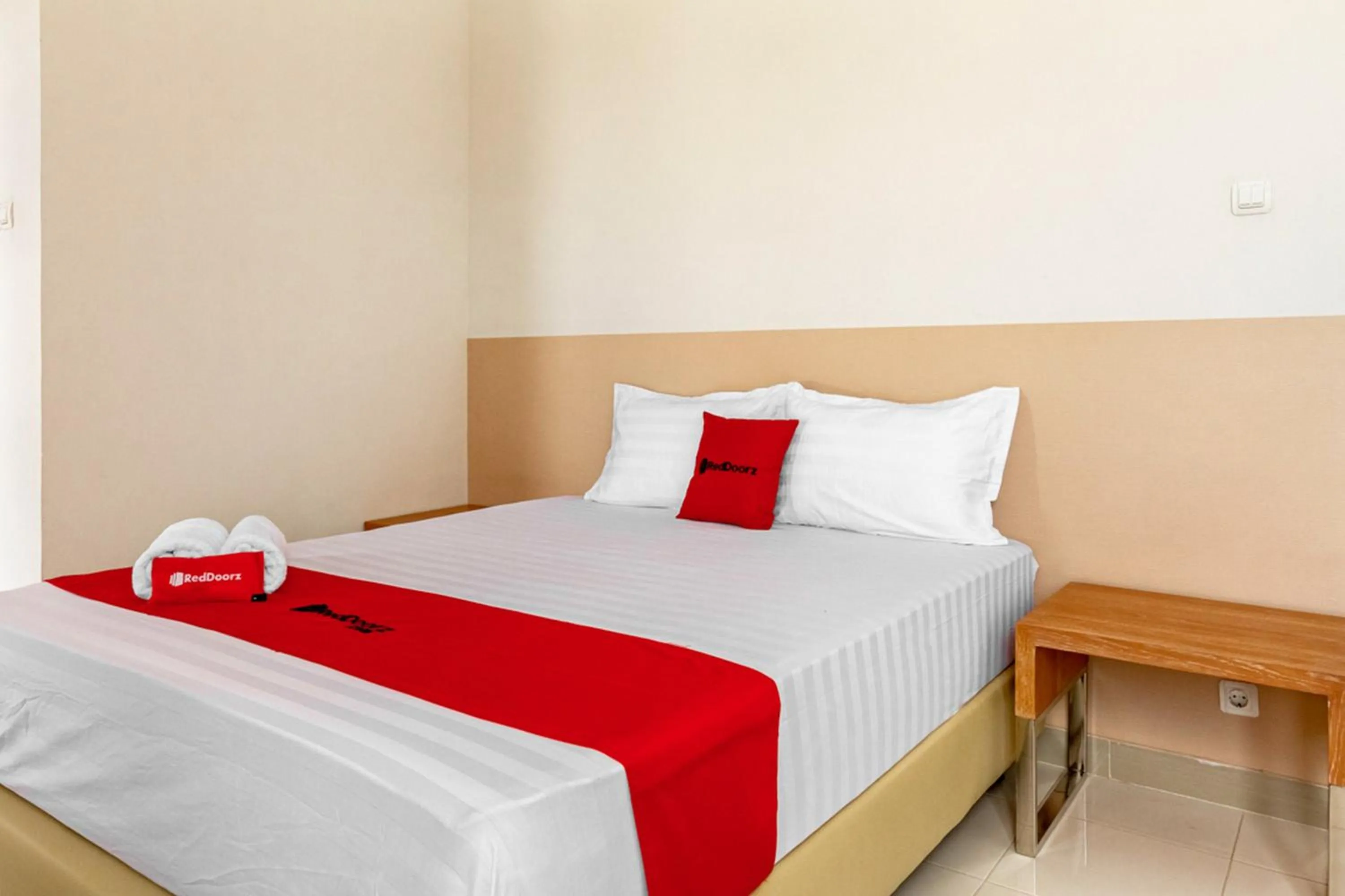 Bedroom, Bed in RedDoorz Syariah @ Kebraon