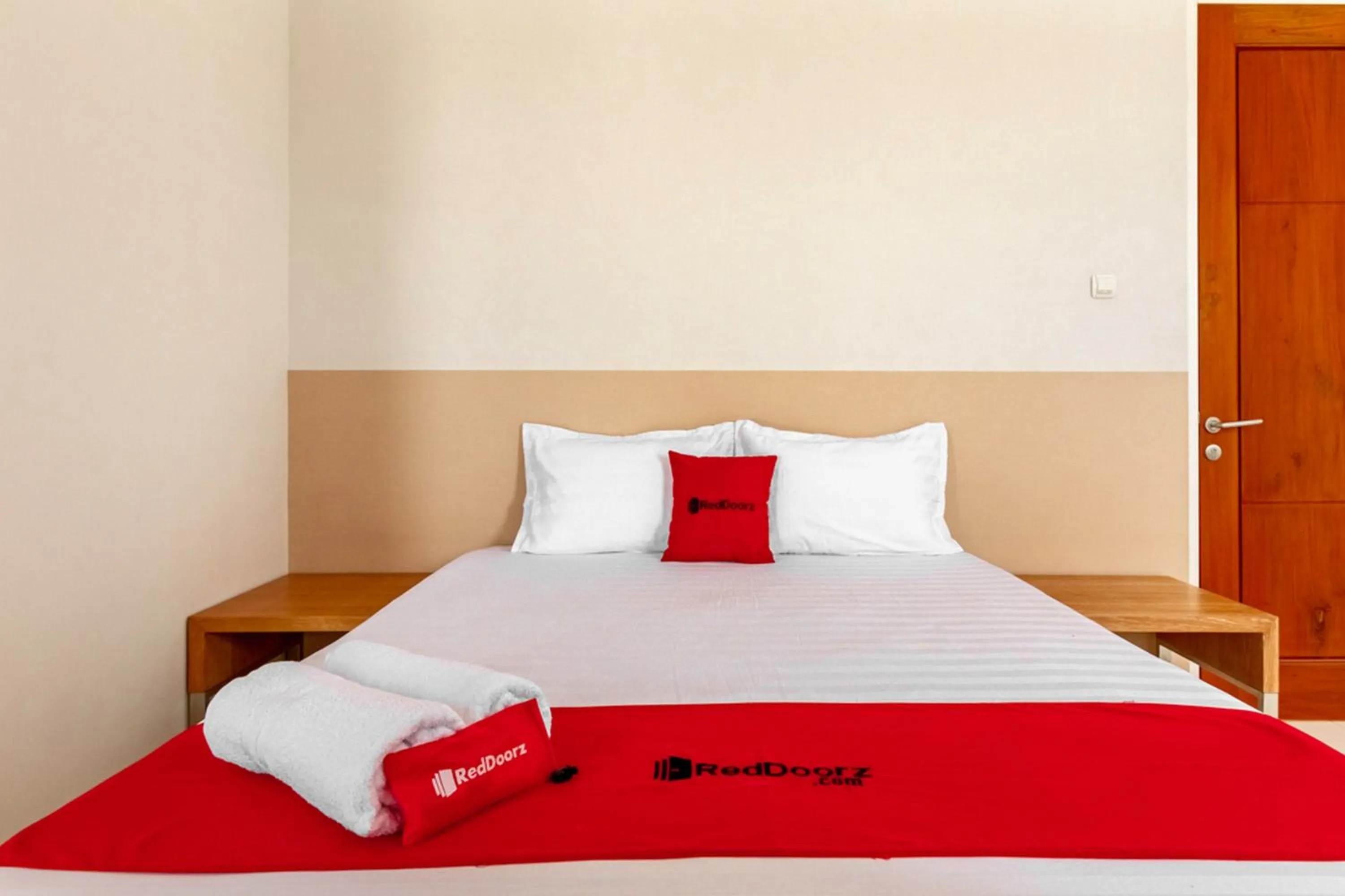 Bedroom, Bed in RedDoorz Syariah @ Kebraon
